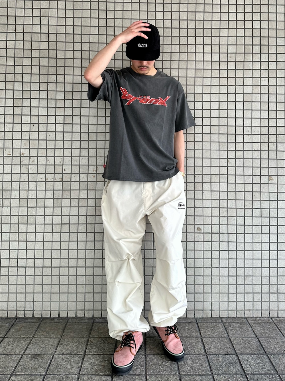 「WHO’S WHO gallery、初夏コーデ、メンズコーデ、ゆるコーデ、白パンツ、ピグメント、ロゴT、ストリート、ストリートコーデ」｜「WHO'S WHO galleryのCOOPER FACT パラシュートワイドパンツ（カーゴパンツ、ホワイト系）」を使った、mitsuoさん（骨格ストレート・メンズ・176cm）の春コーディネートの1枚目の写真