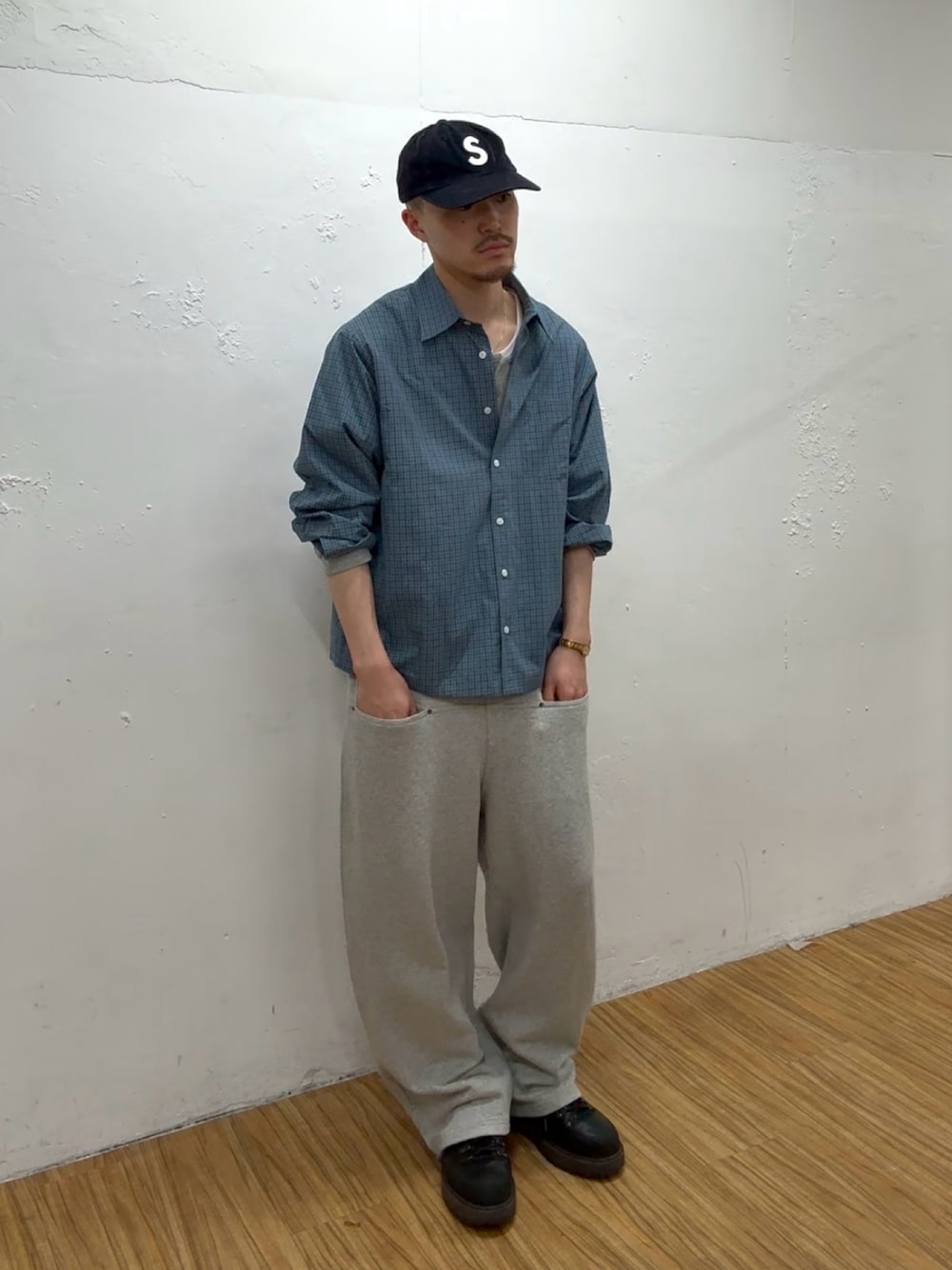 「WHO’S WHO gallery、最近のいい感じコーデ、スウェットパンツ、シャツスタイル、スウェット、レイヤードスタイル、休日コーデ、春夏コーデ、今日のコーデ」｜「WHO'S WHO galleryの【KOOKY'N/クーキー】チェックシャツ / UNISEX/ユニセックス（シャツ/ブラウス、ブルー系）」を使った、mitsuoさん（メンズ・176cm）の春コーディネートの1枚目の写真