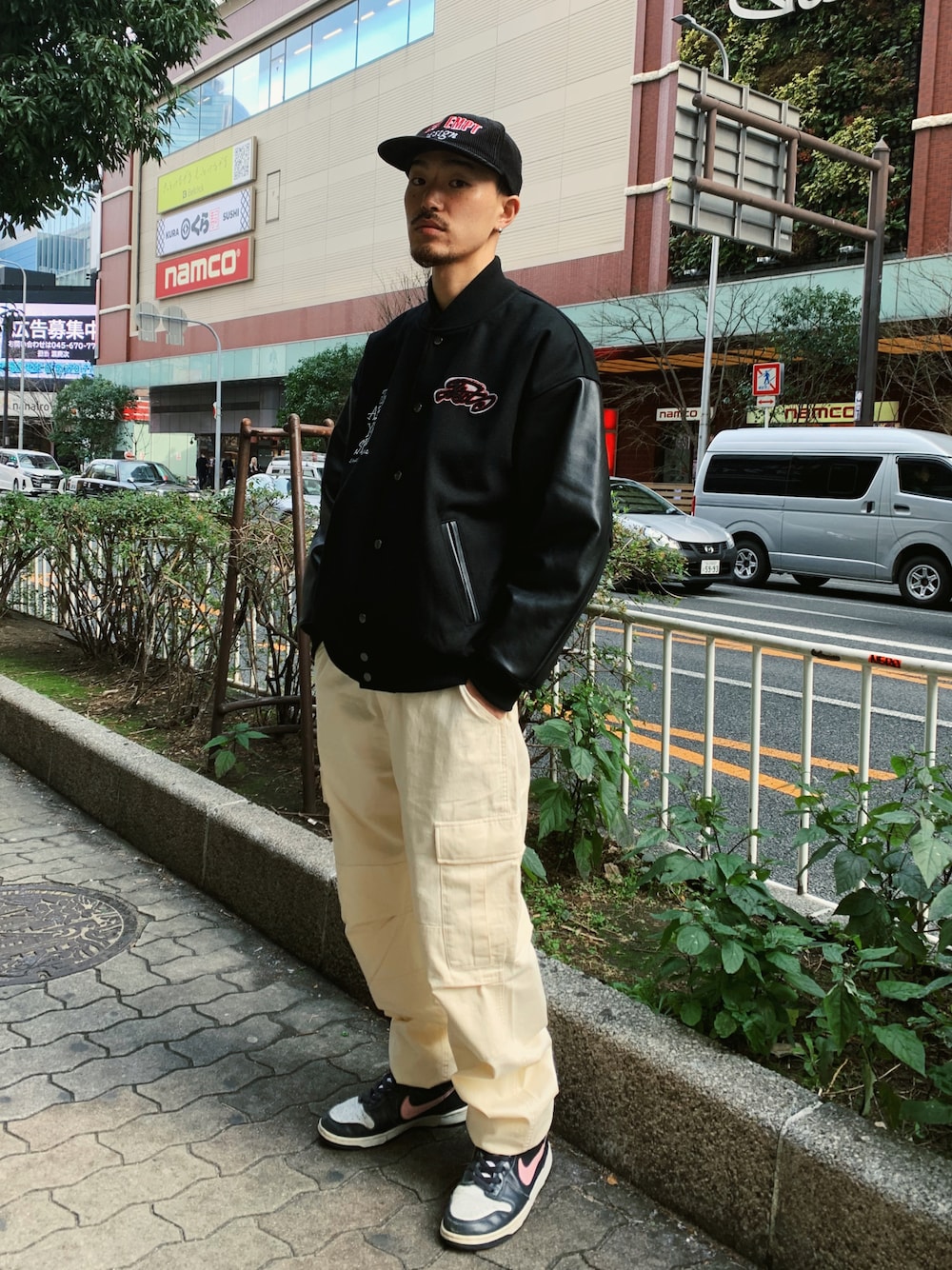 「WHO’S WHO gallery、スタジャン、ダンク、nike dunk、キャップ、白パンツ、ミリタリーパンツ、オーバーサイズ、アメカジ、ストリート、冬のコーデ、スタジャンコーデ」｜「C.EのC.E／シーイー CAV EMPT DESIGN LOW CAP（キャップ、ブラック系）」を使った、mitsuoさん（骨格ストレート・メンズ・176cm）の冬コーディネートの1枚目の写真