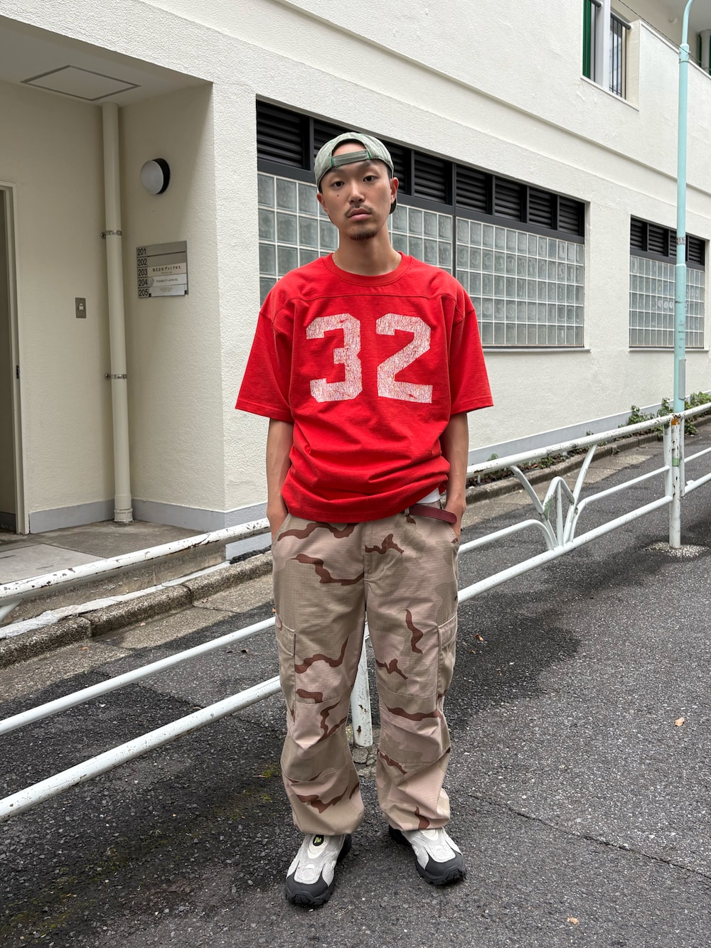 「WHO'SWHO gallery、ナンバリング、赤、迷彩、カモフラ、カモフラパンツ、ストリート、迷彩パンツ」｜「WHO'S WHO galleryの【From Vintage】 WRONG ナンバリングTEE（Tシャツ/カットソー、レッド系）」を使った、mitsuoさん（メンズ・176cm）の夏コーディネートの1枚目の写真