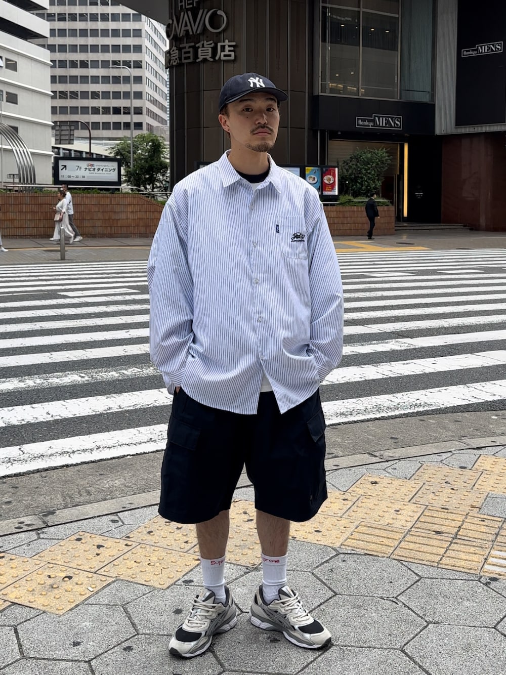 「WHO’S WHO gallery、ストライプシャツ、ハーフパンツ、ビッグシャツ、カーゴパンツ、カーゴショーツ、ニューエラ、キャップ、キャップコーデ、夏コーデ、このスタイルがお気に入り、シンプル、オーバーサイズ、ストリートMIX」｜「WHO'S WHO galleryのCOOPER FACT スーパービッグストライプシャツ（シャツ/ブラウス、ホワイト系）」を使った、mitsuoさん（骨格ストレート・メンズ・176cm）の夏コーディネートの1枚目の写真