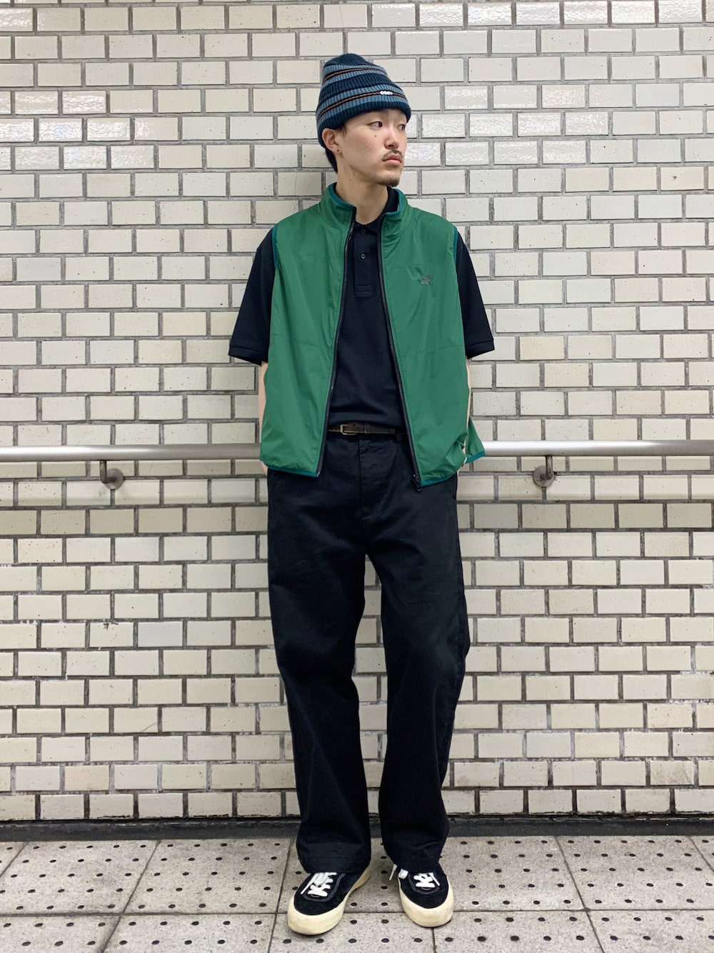 「WHO’S WHO gallery、ベスト、グリーン、ポロシャツ、OBEY、ビッグシルエット、lastresort ab、ストリート、ベストコーデ、チノパン、レイヤードスタイル」｜「WHO'S WHO galleryの【KOOKY'N/クーキー】BRONXナイロンベスト（ベスト、グリーン系）」を使った、mitsuoさん（メンズ・176cm）の春コーディネートの1枚目の写真