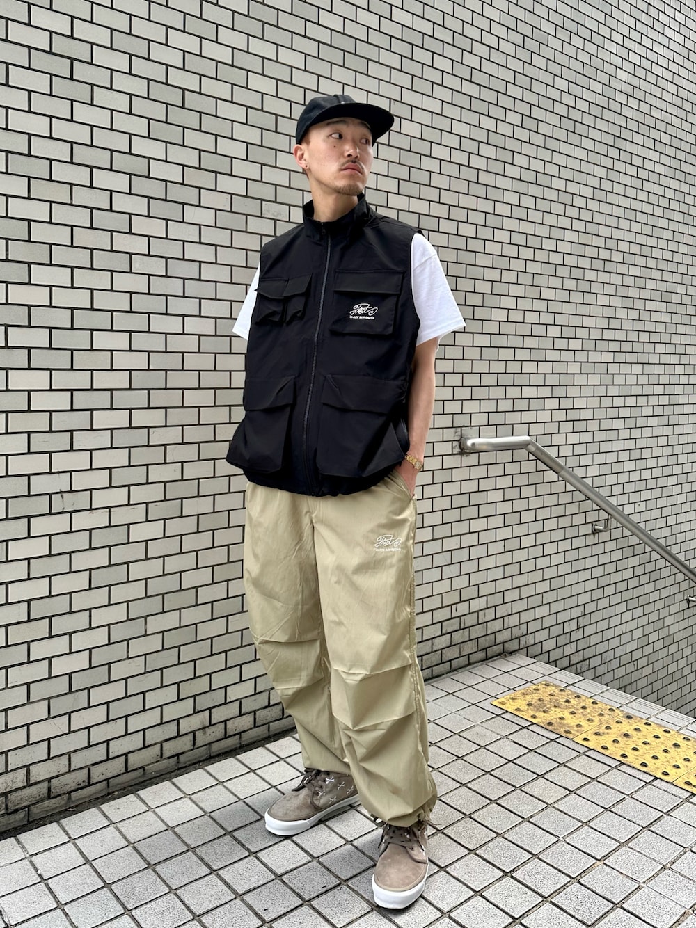 「WHO’S WHO gallery、ベスト、パラシュートパンツ、ミリタリーパンツ、ベージュ、wtaps、キャップ、キャップコーデ、キレイめ、夏コーデ、Tシャツ」｜「WHO'S WHO galleryのCOOPER FACTミリタリースタンドカラーベスト（ベスト、ブラック系）」を使った、mitsuoさん（骨格ストレート・メンズ・176cm）の春コーディネートの1枚目の写真