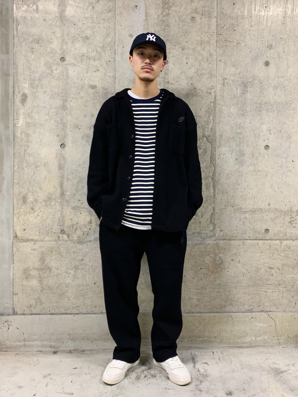 「WHO’S WHO gallery、ワッフル、INTERBREED、ボーダー、ボーダーロンT、ロンT、黒、秋のコーデ、ストリートMIX、カーディガン、セットアップ」｜「ShinzoneのYankees（キャップ、ブルー系）」を使った、mitsuoさん（メンズ・176cm）の秋コーディネートの1枚目の写真