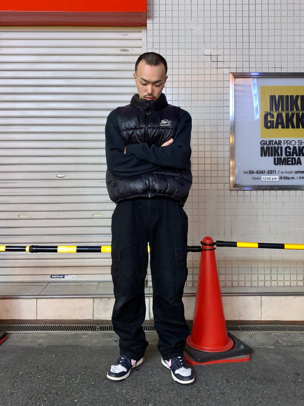 「WHO’S WHO gallery、ダウンベスト、ベストコーデ、オーバーサイズ、M65、ミリタリーパンツ、カーゴパンツ、NIKE、dunk、ストリート、モノトーンコーデ、ストリートMIX、スポーツミックス」｜「WHO'S WHO galleryのCOOPER FACTボール中綿ベスト（ダウンベスト、ブラック系）」を使った、mitsuoさん（骨格ストレート・メンズ・176cm）の冬コーディネートの1枚目の写真