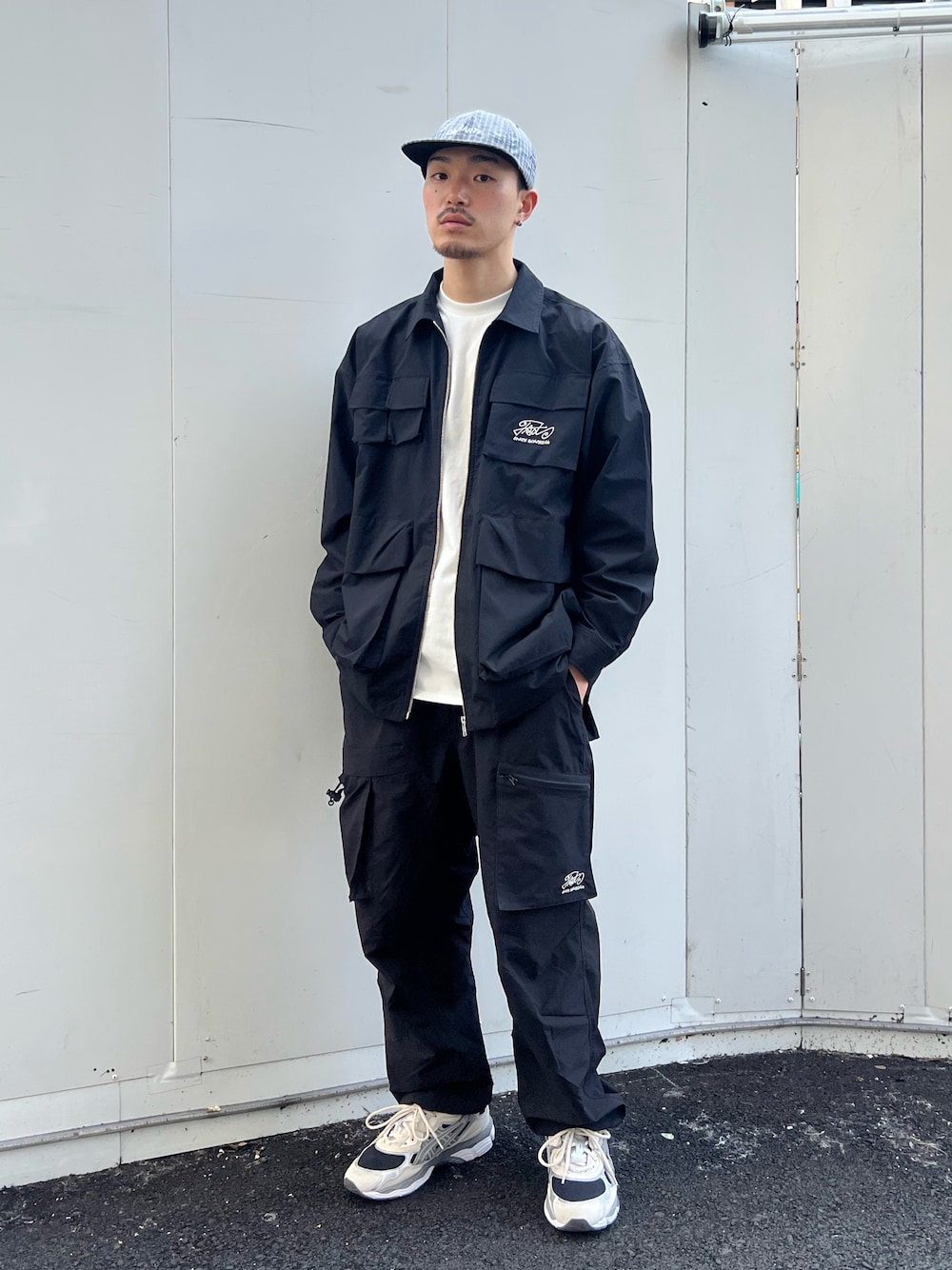 「WHO’S WHO gallery、カーゴパンツ、オールブラック、ブラックコーデ、セットアップ、ミリタリージャケット、ミリタリーコーデ、asics、シャツスタイル、シンプルコーデ、ワントーンコーデ、ストリート」｜「WHO'S WHO galleryのCOOPER FACTミリタリーシャツジャケット（シャツ/ブラウス、ブラック系）」を使った、mitsuoさん（骨格ストレート・メンズ・176cm）の春コーディネートの1枚目の写真
