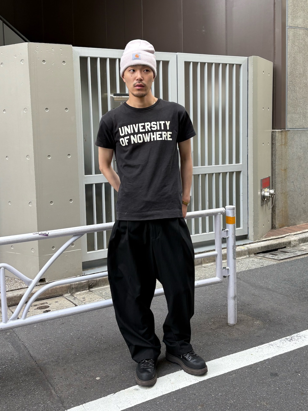 「やっぱり帽子が好き、チビT、スラックス、ワイドパンツ、きれいめカジュアル、ブラックコーデ、モノトーンコーデ、スラックスコーデ、リラックススタイル、最近のいい感じコーデ」｜「Sourcreamの【Sourcream麻雀倶楽部】ワイドタックスラックス（セットアップ対応商品）（スラックス、ブラック系）」を使った、mitsuoさん（メンズ・176cm）の春コーディネートの1枚目の写真