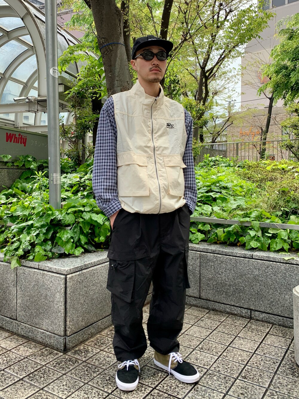 「WHO’S WHO gallery、ベスト×シャツ、ベスト、ミリタリーパンツ、カーゴパンツ、チェックシャツ、レイヤードスタイル、ホワイトコーデ、VANS、キャップ、サングラス、カジュアル、ストリート、ミリタリー」｜「WHO'S WHO galleryのCOOPER FACTスタンドカラーベスト（ベスト、ホワイト系）」を使った、mitsuoさん（骨格ストレート・メンズ・176cm）の春コーディネートの1枚目の写真