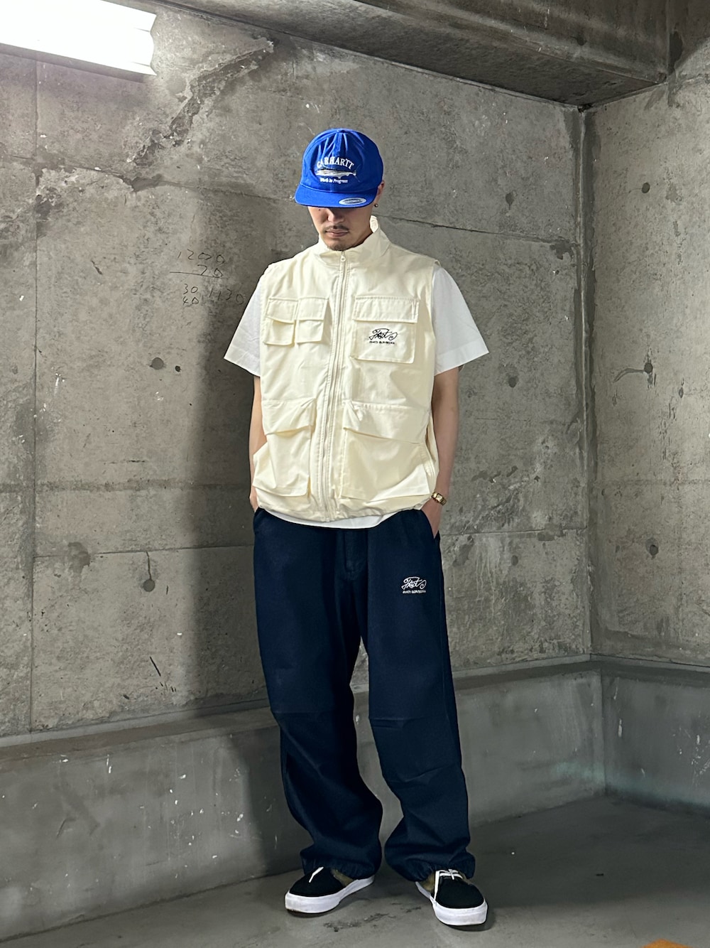 「WHO’S WHO gallery、ベスト、春夏コーデ、カーゴパンツ、パラシュートパンツ、デニムパンツ、白、ワイドパンツ、ビッグシルエット、お出かけコーデ日記、Tシャツコーデ、レイヤードスタイル」｜「WHO'S WHO galleryのCOOPER FACTミリタリースタンドカラーベスト（ベスト、ホワイト系）」を使った、mitsuoさん（骨格ストレート・メンズ・176cm）の春コーディネートの1枚目の写真