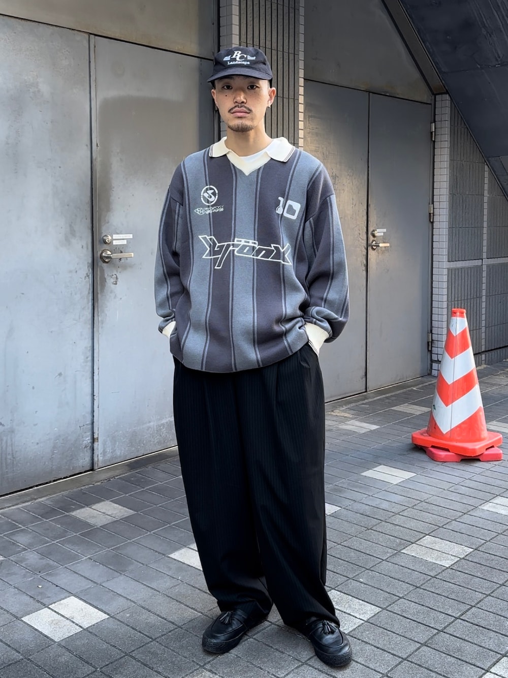 「WHO’S WHO gallery、ニット、サッカー、ファッションを楽しもう、秋のコーデ、スラックス、スラックス×スニーカー、キレイめ、秋服コーデ、ストリートコーデ、キャップ、キャップコーデ、ビッグシルエット、スポーツミックス、ストリート」｜「WHO'S WHO galleryの【KOOKY'N/クーキー】BRONXフットボールニット（ニット/セーター、グレー系）」を使った、mitsuoさん（骨格ストレート・メンズ・176cm）の秋コーディネートの1枚目の写真
