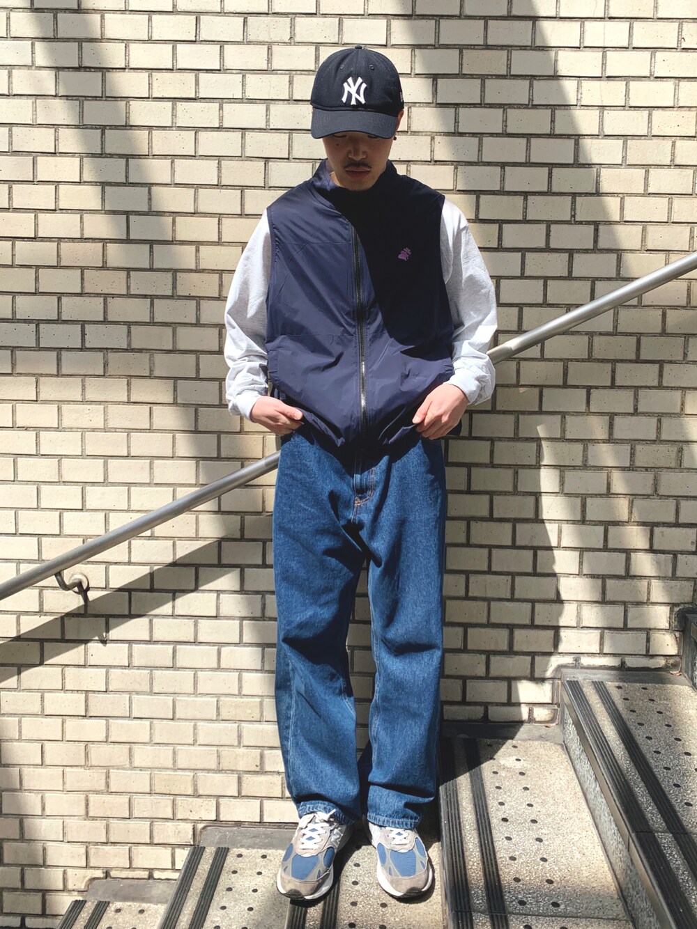 「WHO’S WHO gallery、ベスト、シンプル、ベストコーデ、NEW ERA、オーバーサイズ、ビッグシルエット、はるコーデ、New Balance、ワントーンコーデ、デニム、デニムジャケット、デニムコーデ」｜「ShinzoneのYankees（キャップ、ブルー系）」を使った、mitsuoさん（メンズ・176cm）の春コーディネートの1枚目の写真