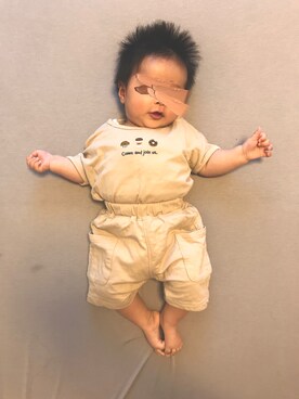 「赤ちゃん本舗（アカチャンホンポ）のアイテム（その他ベビーウェア、ベージュ系）」を使った、ゆえゆえさん（キッズ・80cm）の夏コーディネート