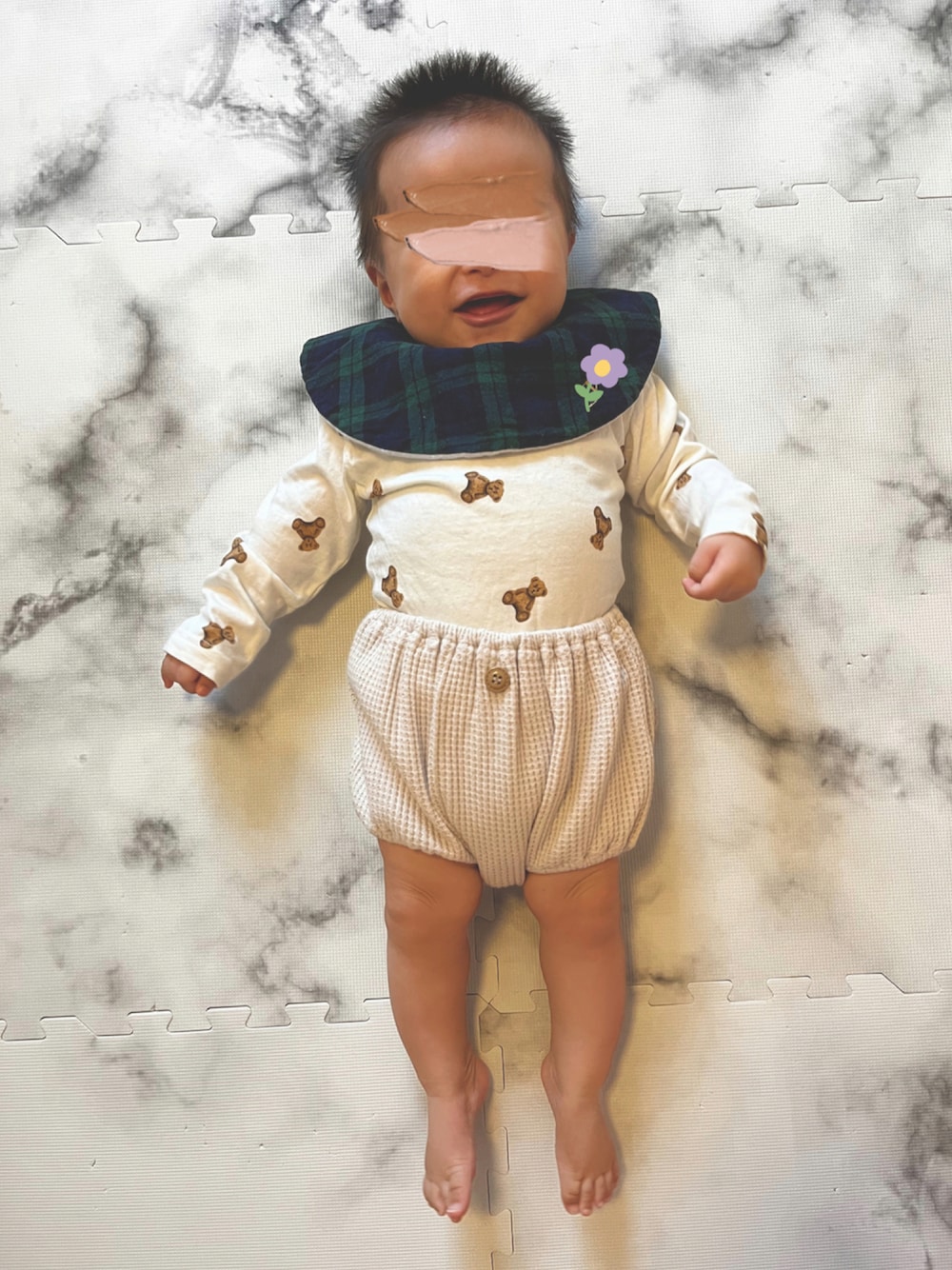 ホワイト系のその他ベビーウェア、ベージュ系のその他ベビーウェア、グリーン系のスタイ/よだれかけを着用したキッズの秋コーディネートの1枚目の写真