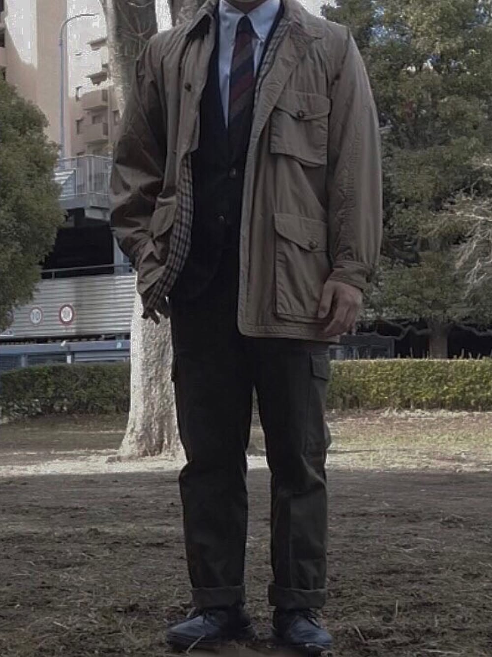 ブルー系のジャケット/アウター、ベージュ系のジャケット/アウター、ホワイト系のシャツ/ブラウスを着用したメンズの冬コーディネートの1枚目の写真