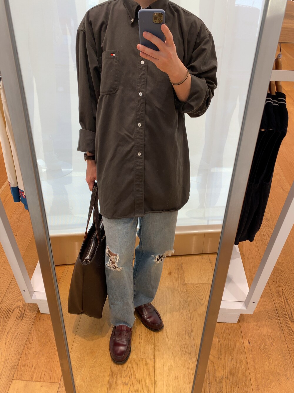 「TOMMY HILFIGER、UNIQLO、green label relaxing、オーバーサイズシャツ、腕まくり、ペグトップハイライズジーンズ、ダメージデニムパンツ、レディース、ローファー、レザートート、古着MIX」｜「UNIQLOのアイテム（デニムパンツ、ブルー系）」を使った、いっちーさん（メンズ・161cm）の春コーディネートの1枚目の写真