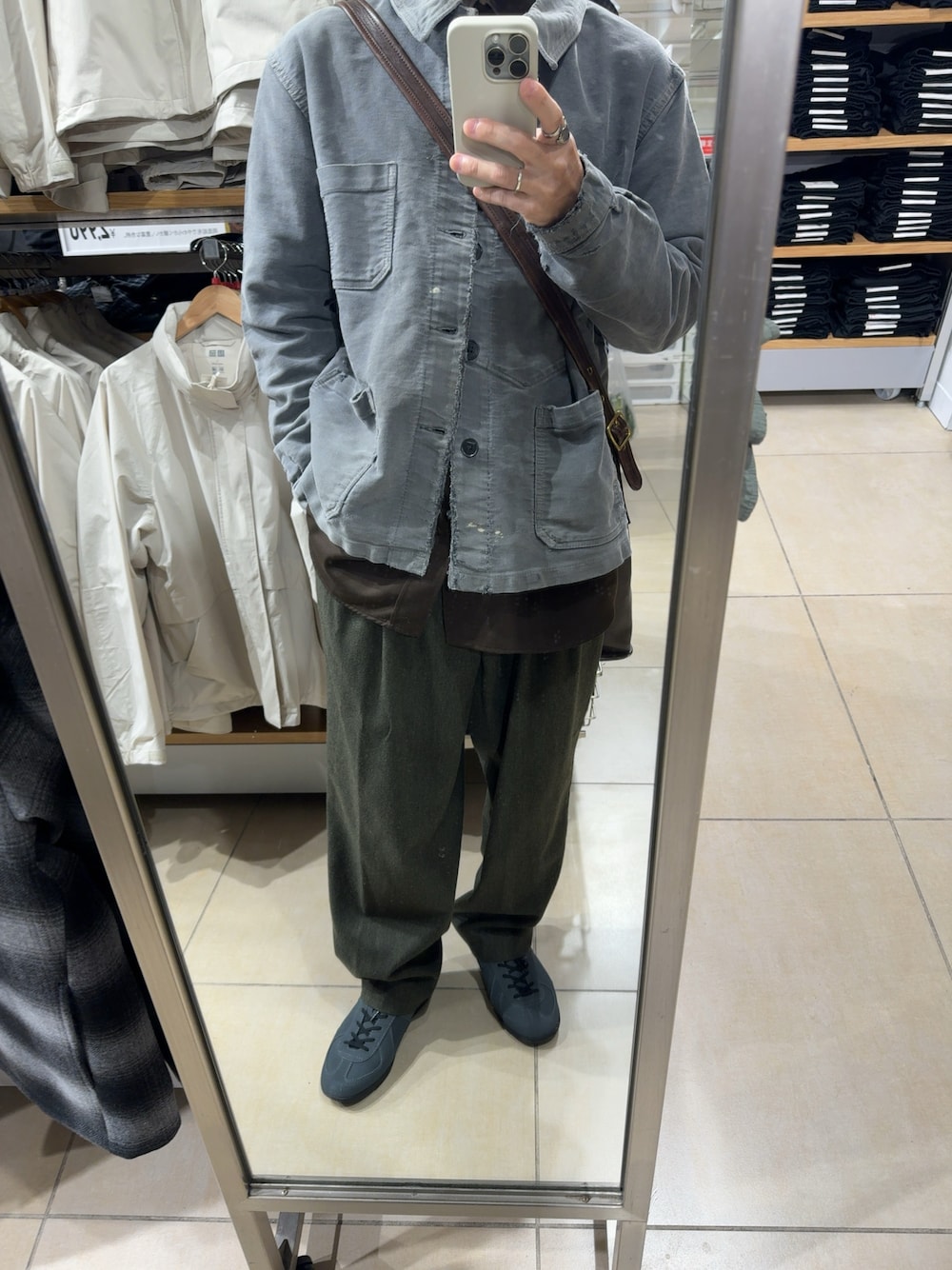 「ユーロヴィンテージ、ブラックモールスキン、ワークジャケット、カバーオール、UNIQLO U、ドレープシャツ、VERSACE、ウールスラックス、ジャーマントレーナー、スエードシューズ、オールドコーチ、古着コーデ、ヴィンテージファッション」｜「古着のアイテム（カバーオール、グレー系）」を使った、いっちーさん（メンズ・161cm）の冬コーディネートの1枚目の写真