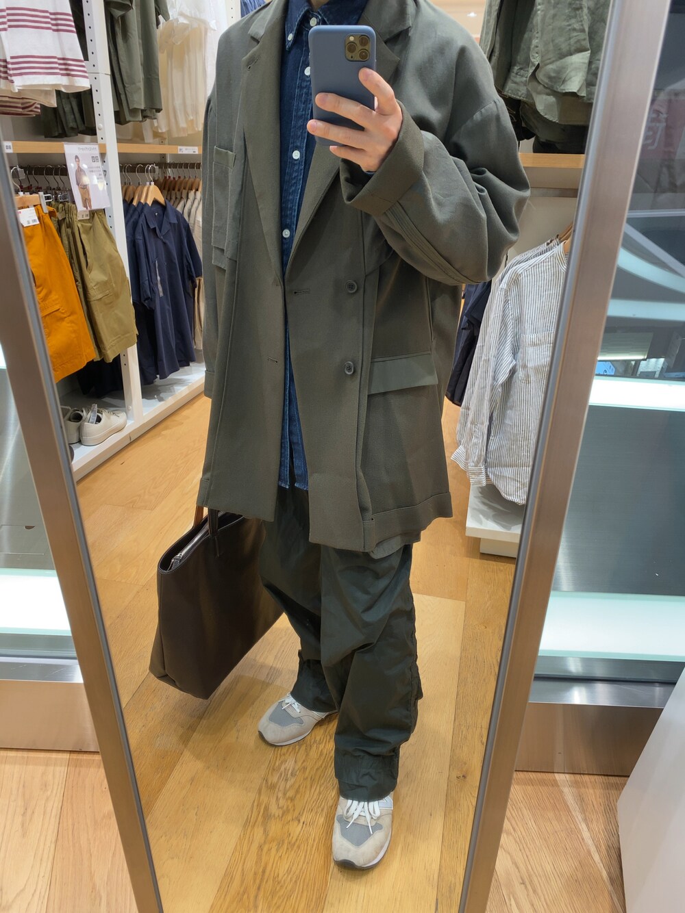 「maisonspecial、kolor、BEAUTY&YOUTH UNITED ARROWS、green label relaxing、ニューバランス、オーバーサイズジャケット、インサイドアウト、デニムシャツ、パッカリングパンツ、レザートート」｜「MAISON SPECIALの《ユニセックスアイテム》インサイドアウトプライムオーバーセミダブルテーラードジャケット 【MAISON SPECIAL/メゾンスペシャル】■セットアップ対応■（テーラードジャケット、ブラウン系）」を使った、いっちーさん（メンズ・161cm）の春コーディネートの1枚目の写真