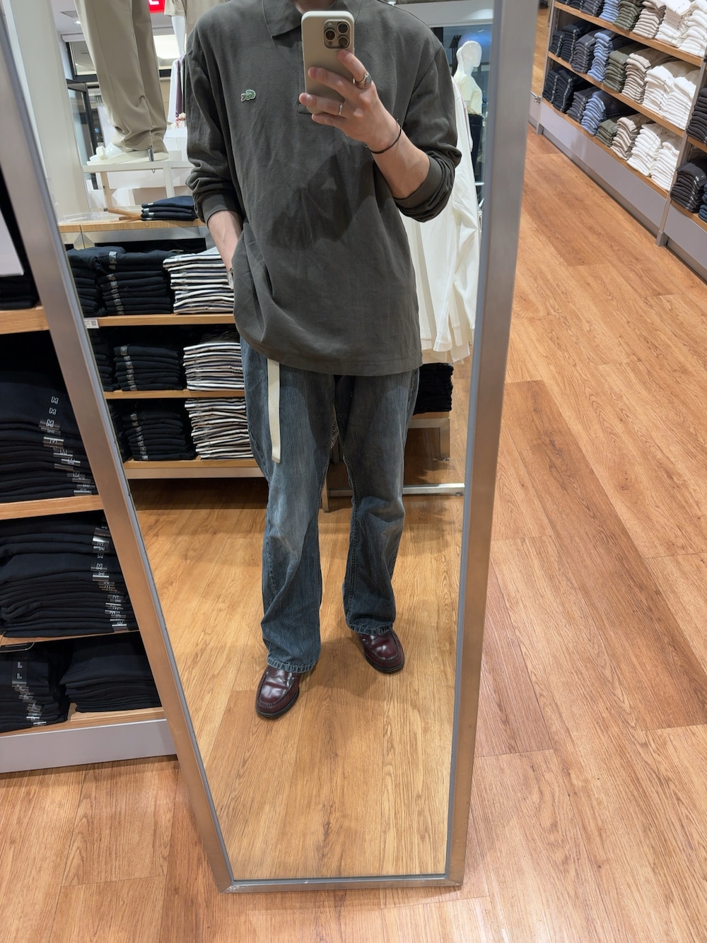 「LACOSTE、Wrangler、ポロシャツ、腕まくり、デニムパンツ、テープベルト、ローファー、アクセサリー、古着MIX、シンプルコーデ、イケオジコーデ」｜「LACOSTEのアイテム（ポロシャツ、グレー系）」を使った、いっちーさん（メンズ・161cm）の春コーディネートの1枚目の写真