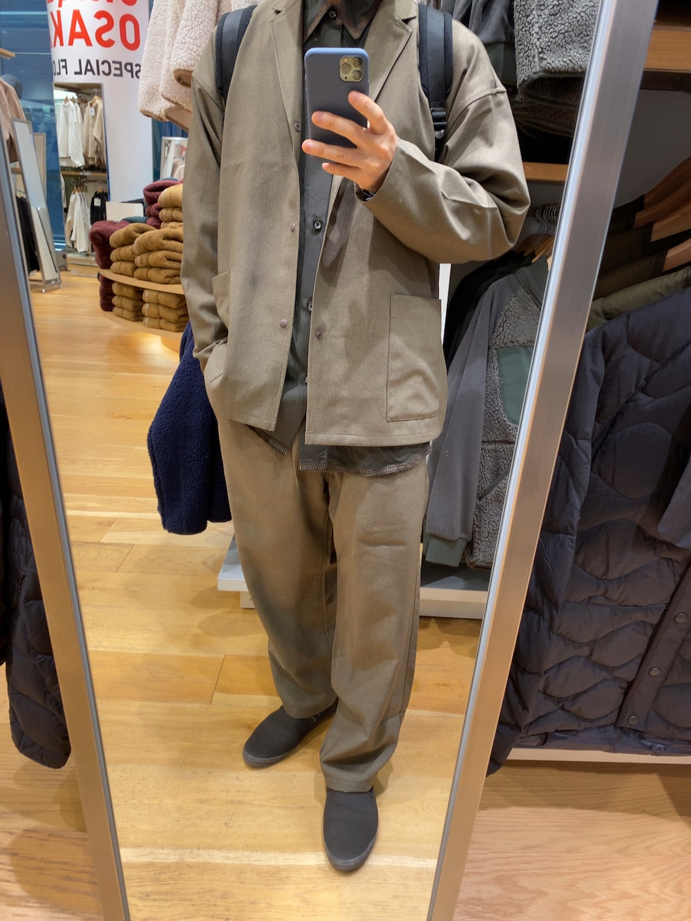 「MUJI Labo、TOMORROWLAND、united arrows、セットアップ、切り替えシャツ、キャンバスシューズ、スリッポン、シンプルコーデ、カーキ」｜「MUJI Laboのアイテム（ジャケット/アウター、ベージュ系）」を使った、いっちーさん（メンズ・161cm）の冬コーディネートの1枚目の写真