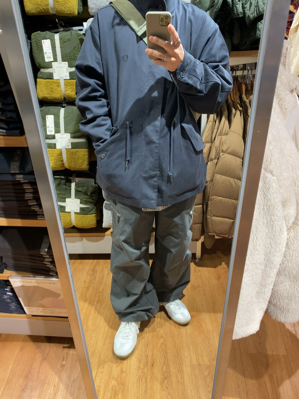 「FRED PERRY、ZARA MAISON SPECIAL、ショートモッズ、カーゴパンツ、ジップパンツ、ジャーマントレーナー、ナイロンバッグ」｜「FRED PERRYのアイテム（モッズコート、ブルー系）」を使った、いっちーさん（メンズ・161cm）の冬コーディネートの1枚目の写真