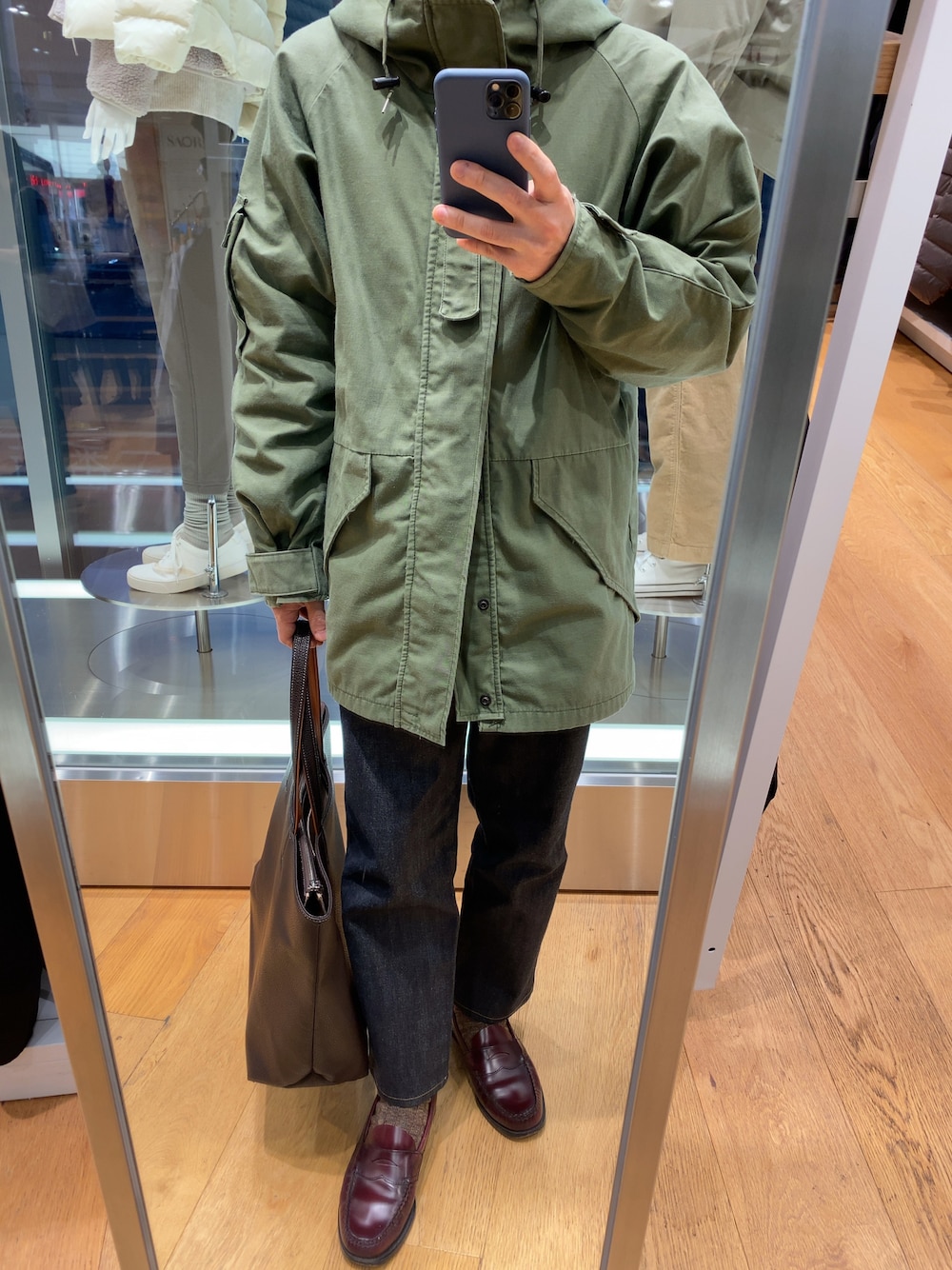 「古着MIX、UNIQLO U、ミリタリーパーカー、セルビッチデニム、ローファー、レザートート」｜「古着のアイテム（ミリタリージャケット、グリーン系）」を使った、いっちーさん（メンズ・161cm）の春コーディネートの1枚目の写真