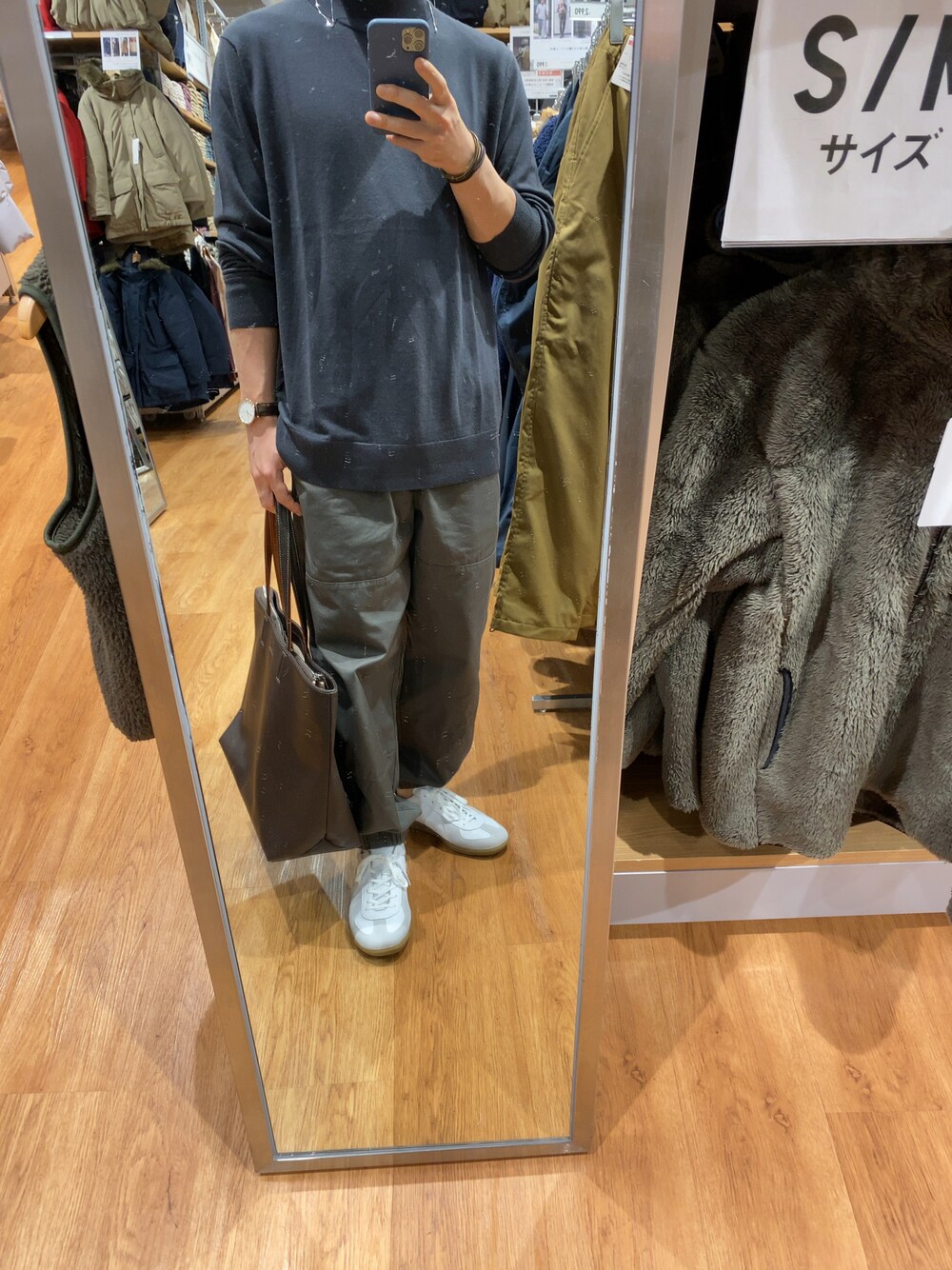 「UNIQLO、UNIQLO U、green label relaxing、GERMAN TRAINER、エクストラファインメリノ、モックネックニット、ミリタリーパンツ、ジョガーパンツ、ジャーマントレーナー、レザートート、シンフルコーデ」｜「UNIQLOのアイテム（ニット/セーター、グレー系）」を使った、いっちーさん（メンズ・161cm）の冬コーディネートの1枚目の写真