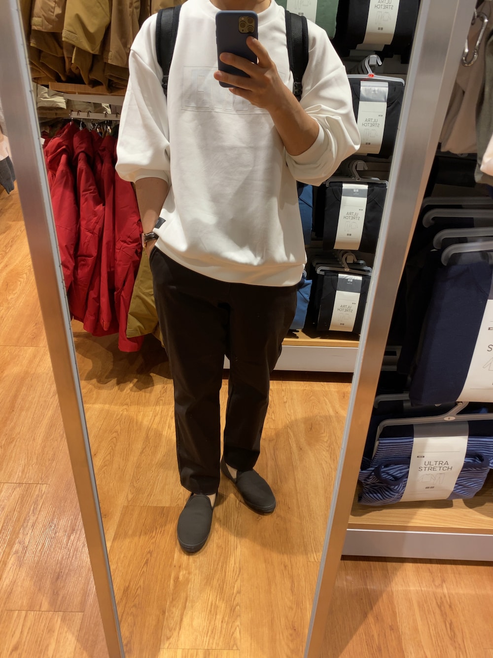 「GU、UNIQLO、united arrows、ロゴスウェット、スリッポン、キャンバスシューズ、シンプルコーデ」｜「GUのアイテム（スウェット、ホワイト系）」を使った、いっちーさん（メンズ・161cm）の秋コーディネートの1枚目の写真