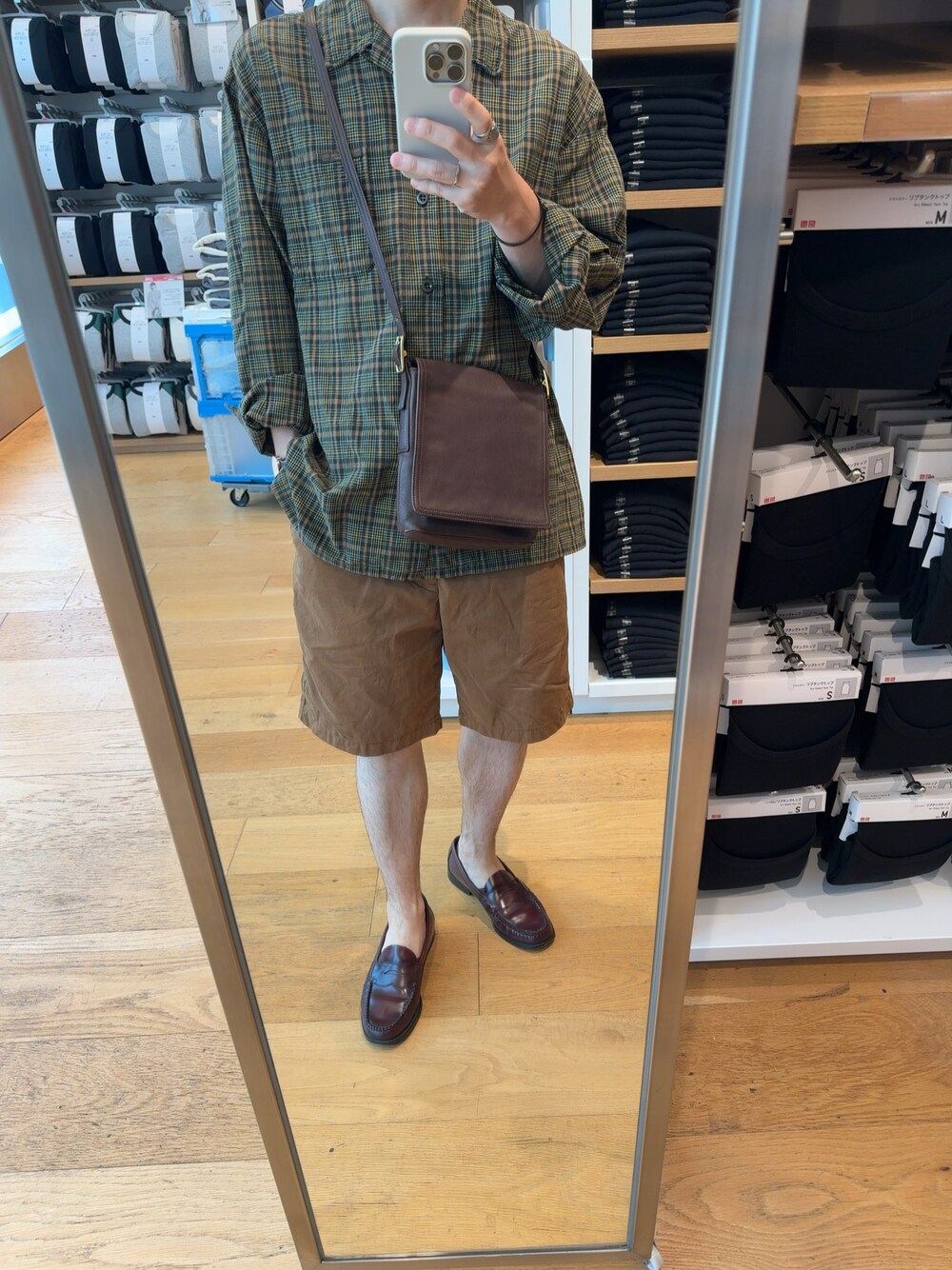 「POLO JEANS、UNIQLO、チェックシャツ、チノショーツ、ローファー、オールドコーチ、レザーショルダーバッグ、ショーツスタイル、クラシカル、古着MIX」｜「POLO JEANS COMPANYのアイテム（シャツ/ブラウス、グリーン系）」を使った、いっちーさん（メンズ・161cm）の夏コーディネートの1枚目の写真