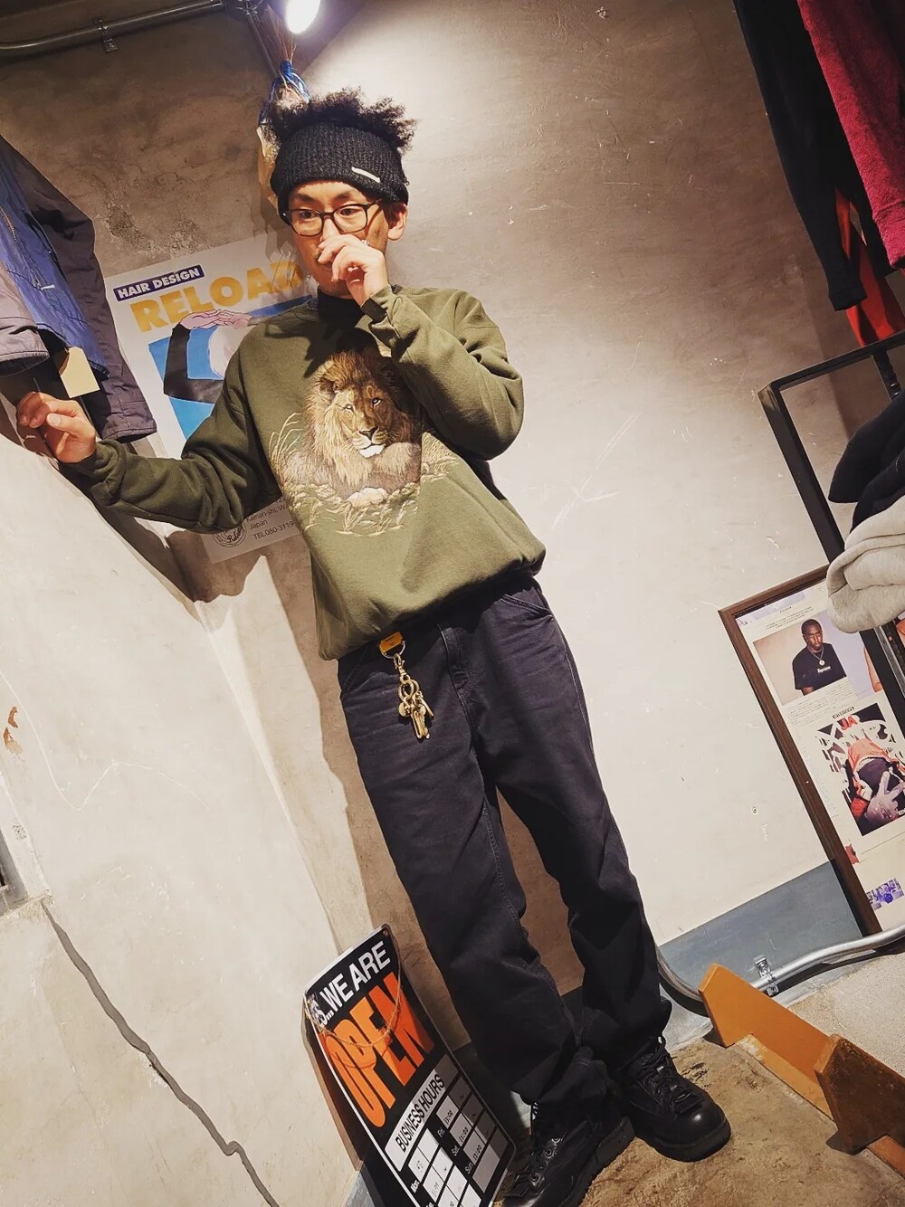 「私の推しブランド、メンズファッション、秋冬コーデ、カジュアルコーデ、デニム、デニムパンツ、ブラックデニム、アニマル、カーキ、ダナー、古着、古着MIX、古着コーデ、古着好きな人と繋がりたい、古着屋」｜「Leeのアイテム（スウェット、グリーン系）」を使った、tatatataさん（メンズ・182cm）の冬コーディネートの1枚目の写真