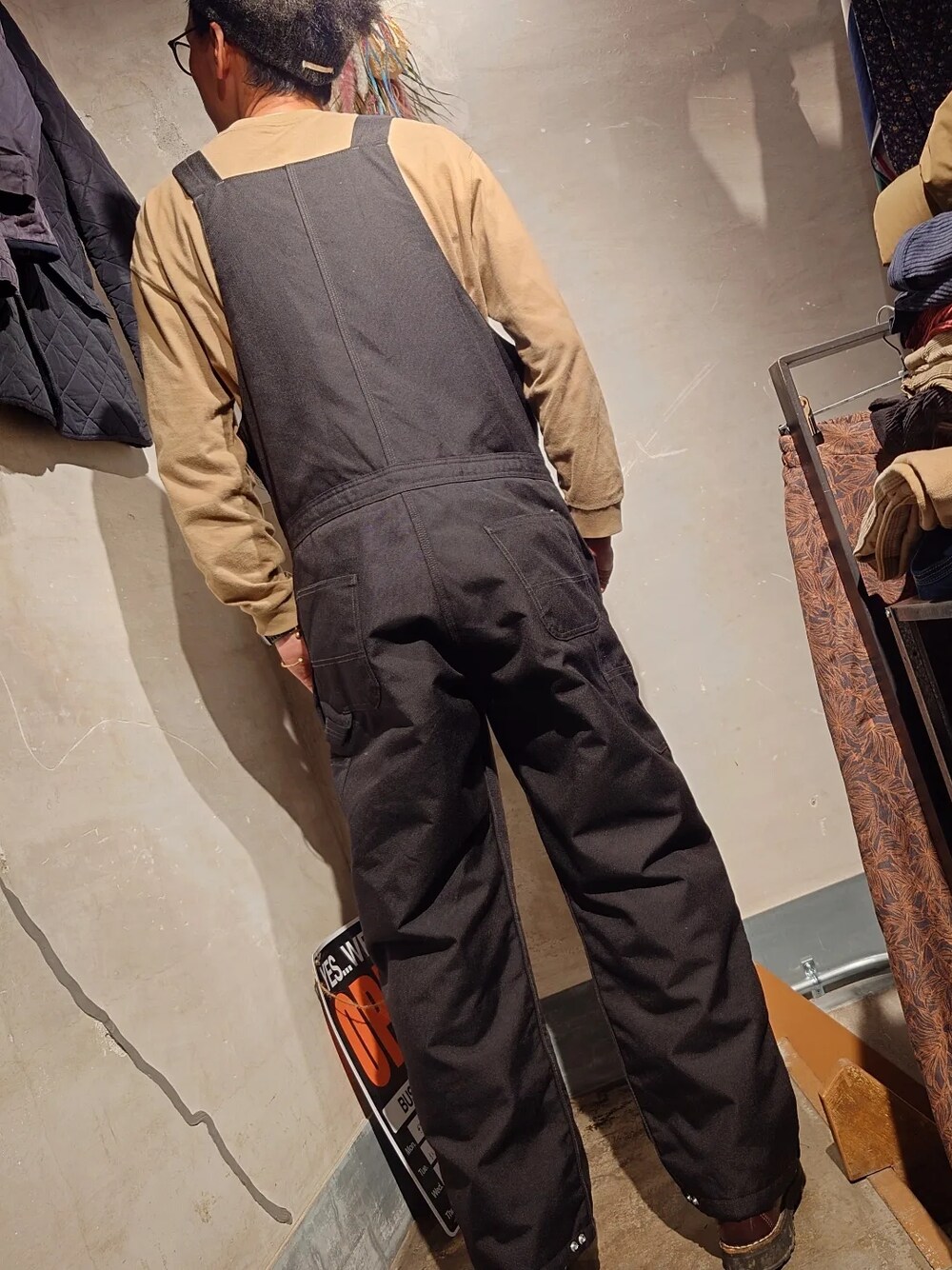 「秋服、カジュアル、今日のコーデ、オトナカジュアル、秋のコーデ、おしゃれさんと繋がりたい、古着、秋、オーバーオール、カーハート、古着MIX、古着コーデ、古着好きな人と繋がりたい、古着ミックス、古着男子」｜「Carharttのアイテム（サロペット/オーバーオール、ブラック系）」を使った、tatatataさん（メンズ・182cm）の秋コーディネートの1枚目の写真