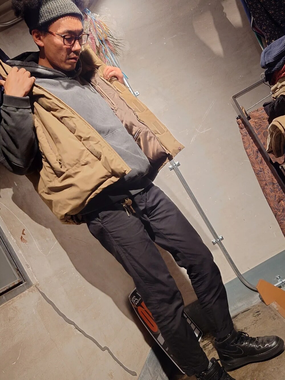 「秋のコーデ、お洒落さんとつながりたい、秋服、大人カジュアル、カジュアル、今日のコーデ、NIKE、オトナカジュアル、いいね、save、フォローお願いします🤑、ダウンベスト、レイヤードスタイル、クロップドパンツ、エアフォースワン、古着MIX、古着好きな人と繋がりたい」｜「NIKEのアイテム（スニーカー、ブラック系）」を使った、tatatataさん（メンズ・182cm）の秋コーディネートの1枚目の写真