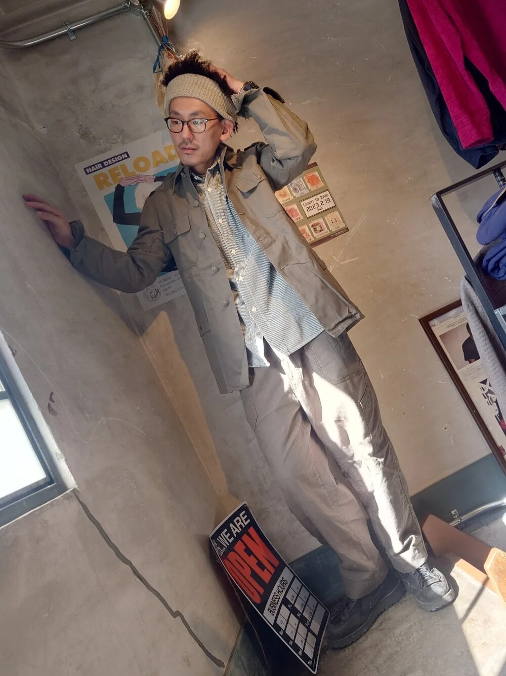 「オトナカジュアル、メンズコーデ、きれいめカジュアル、春コーデ、ワイドパンツ、カーゴパンツ、メガネ男子、カーキ、ペインターパンツ、ストライプ、ストライプシャツ、古着、古着MIX、古着コーデ、古着好きな人と繋がりたい」｜「古着のアイテム（シャツ/ブラウス、ホワイト系）」を使った、tatatataさん（メンズ・182cm）の冬コーディネートの1枚目の写真