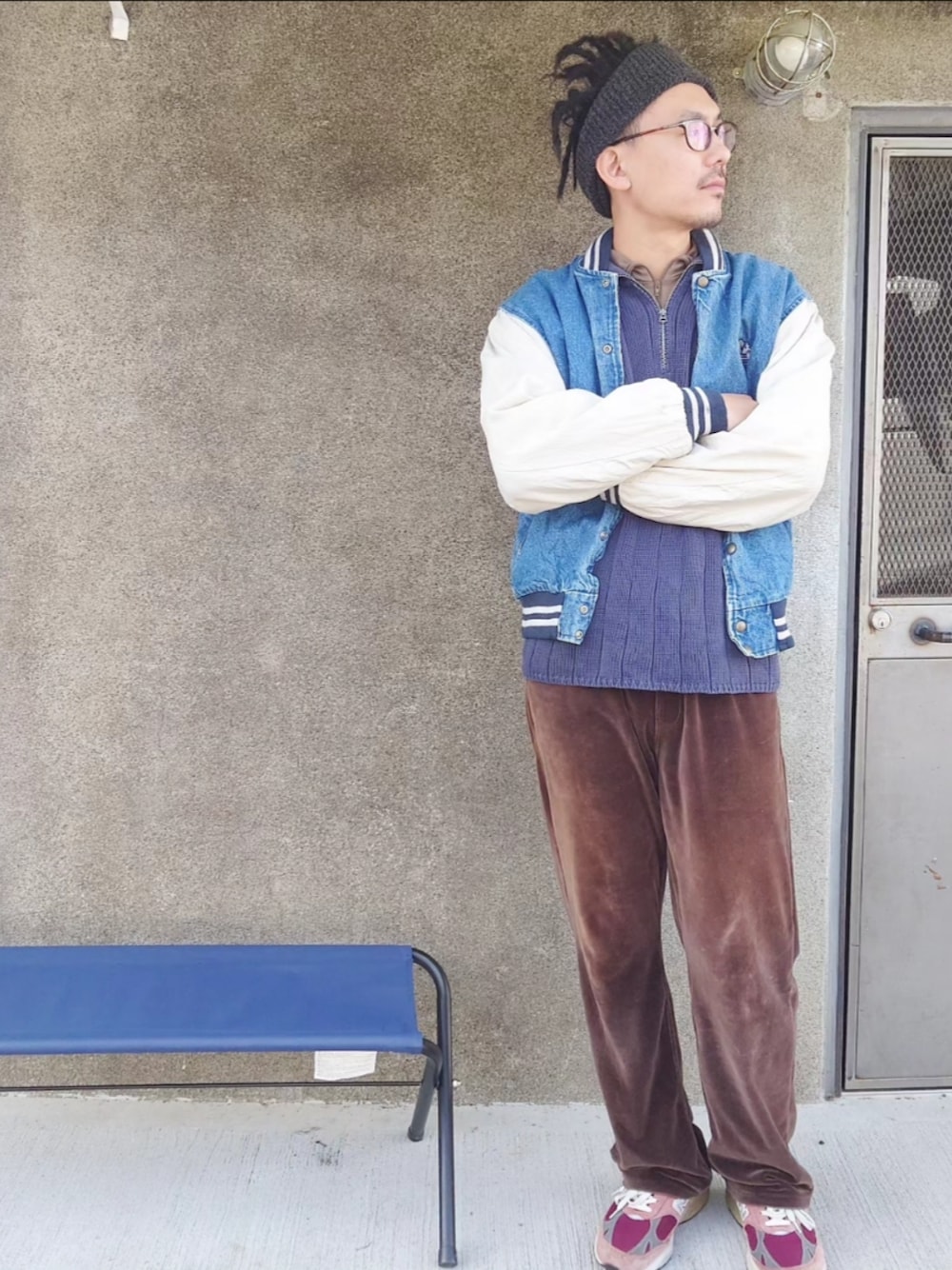 「お洒落さんとつながりたい、シンプルスタイル、休日コーデ、冬アウター、いいね、save、フォローお願いします🤑、ゆるコーデ、古着コーデ、めがね、ニューバランス、メンズファッション、古着、古着MIX、古着好きな人と繋がりたい、古着屋、古着男子」｜「古着のアイテム（デニムジャケット、ブルー系）」を使った、tatatataさん（メンズ・182cm）の冬コーディネートの1枚目の写真