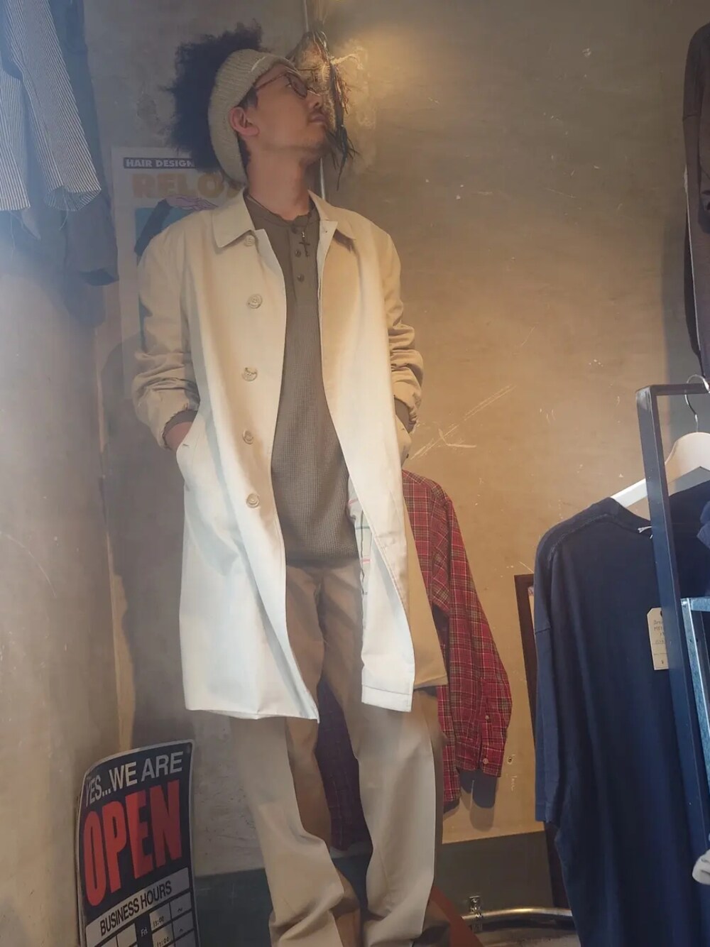 「シンプル、ゆるコーデ、春服コーデ、メンズファッション、休日スタイル、おしゃれさんと繋がりたい、はるコーデ、メガネ男子、春コーデ、春アウター、スラックス、ベージュ、古着、古着コーデ、古着好きな人と繋がりたい」｜「BURBERRYのアイテム（ステンカラーコート、ベージュ系）」を使った、tatatataさん（メンズ・182cm）の春コーディネートの1枚目の写真