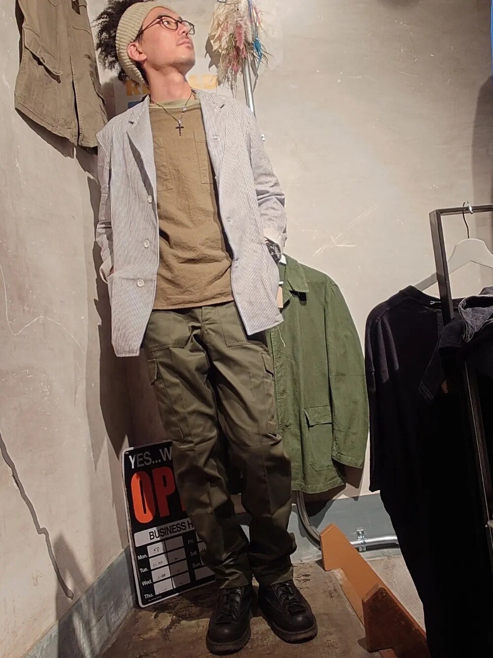 ブラック系のブーツ、グリーン系のカーゴパンツ、ホワイト系のシャツ/ブラウスを着用したメンズの春コーディネートの1枚目の写真