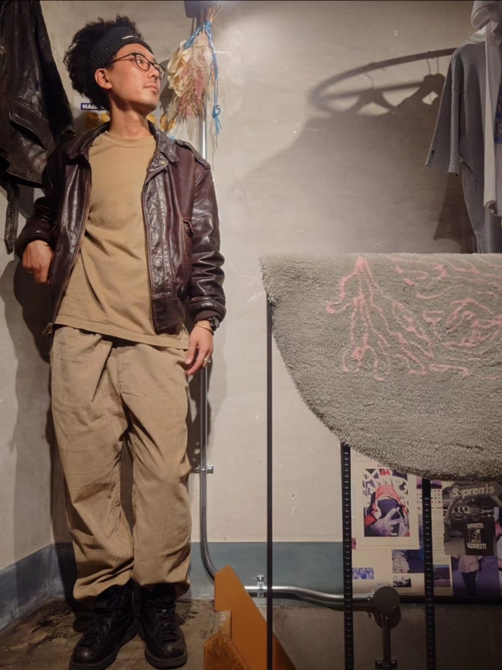 「重ね着ベストシーズン、秋服、秋のコーデ、メンズコーデ、秋冬コーデ、シンプルスタイル、カジュアル、秋服まるっと大公開、コーデュロイ、お洒落さんと繋がりたい、古着MIX、ブルゾン、レザージャケット、SCHOTT、フライトジャケット」｜「古着のアイテム（その他パンツ、ベージュ系）」を使った、tatatataさん（メンズ・182cm）の秋コーディネートの1枚目の写真