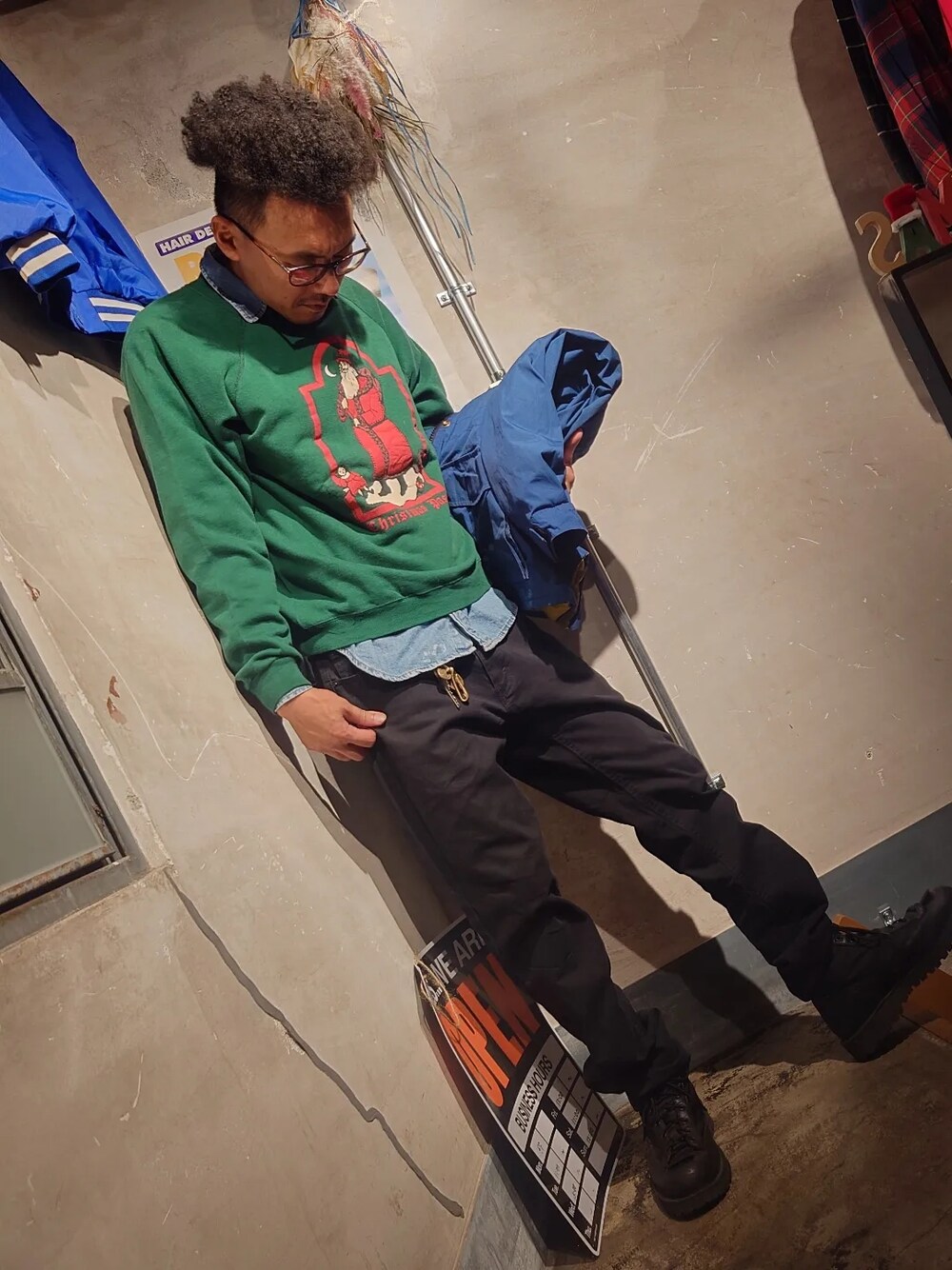 「今日のコーデ、冬アウター、大人コーデ、デニムパンツ、ブラック、休日スタイル、スウェット、冬コーデ、ハンティングジャケット、クリスマスに着たい服、シンプルコーデ、古着、古着MIX、古着コーデ、古着好きな人と繋がりたい」｜「Levi'sのアイテム（デニムパンツ、ブラック系）」を使った、tatatataさん（メンズ・182cm）の冬コーディネートの1枚目の写真