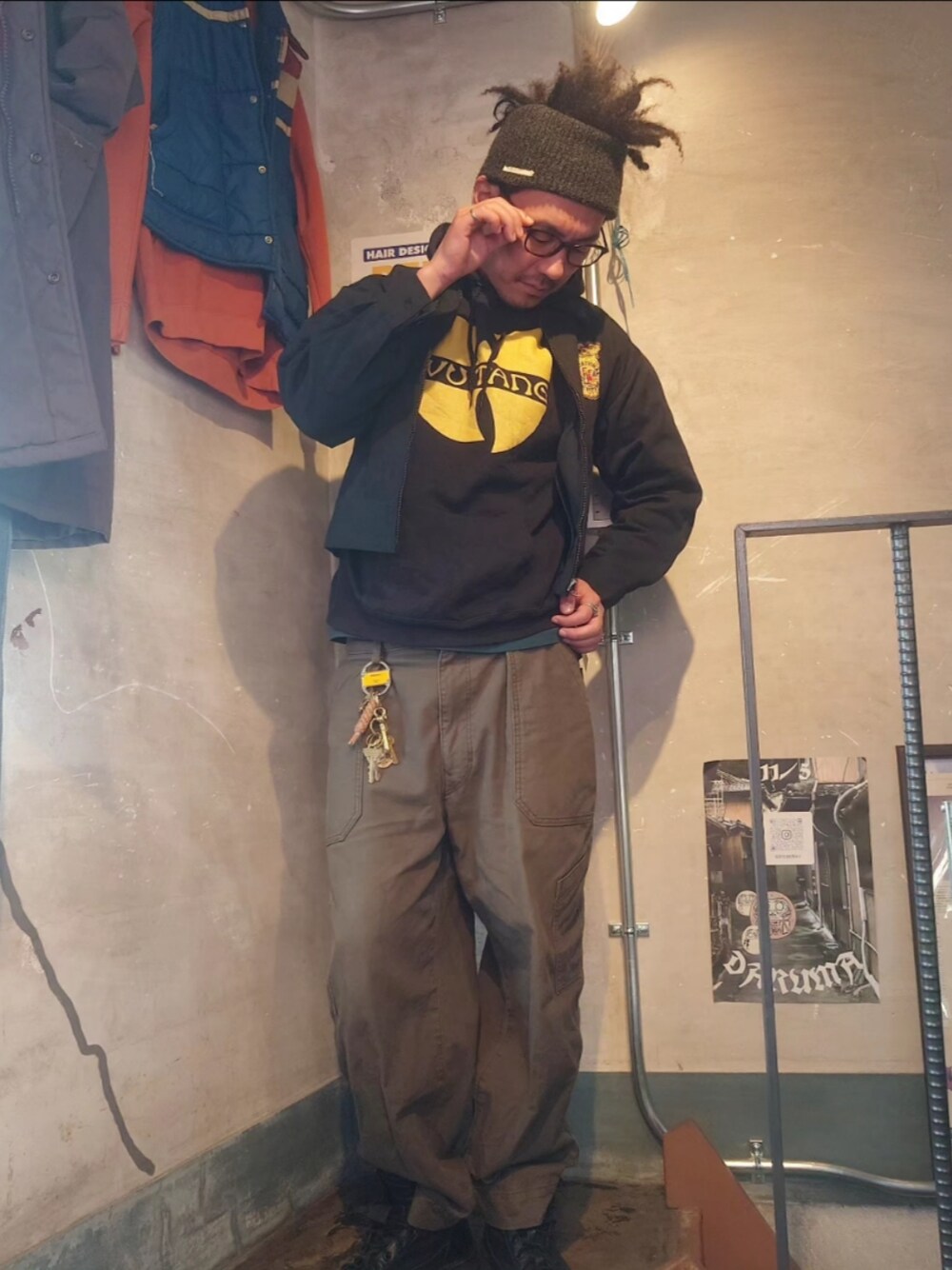 「春のおしゃ見えテクニック、メンズコーデ、今日のコーデ、シンプルスタイル、大人カジュアル、春服、カーゴパンツ、はるコーデ、ブルゾン、古着、古着MIX、古着コーデ、古着好きな人と繋がりたい、古着屋、レイヤードスタイル」｜「古着のアイテム（ブルゾン、ブラック系）」を使った、tatatataさん（メンズ・182cm）の春コーディネートの1枚目の写真