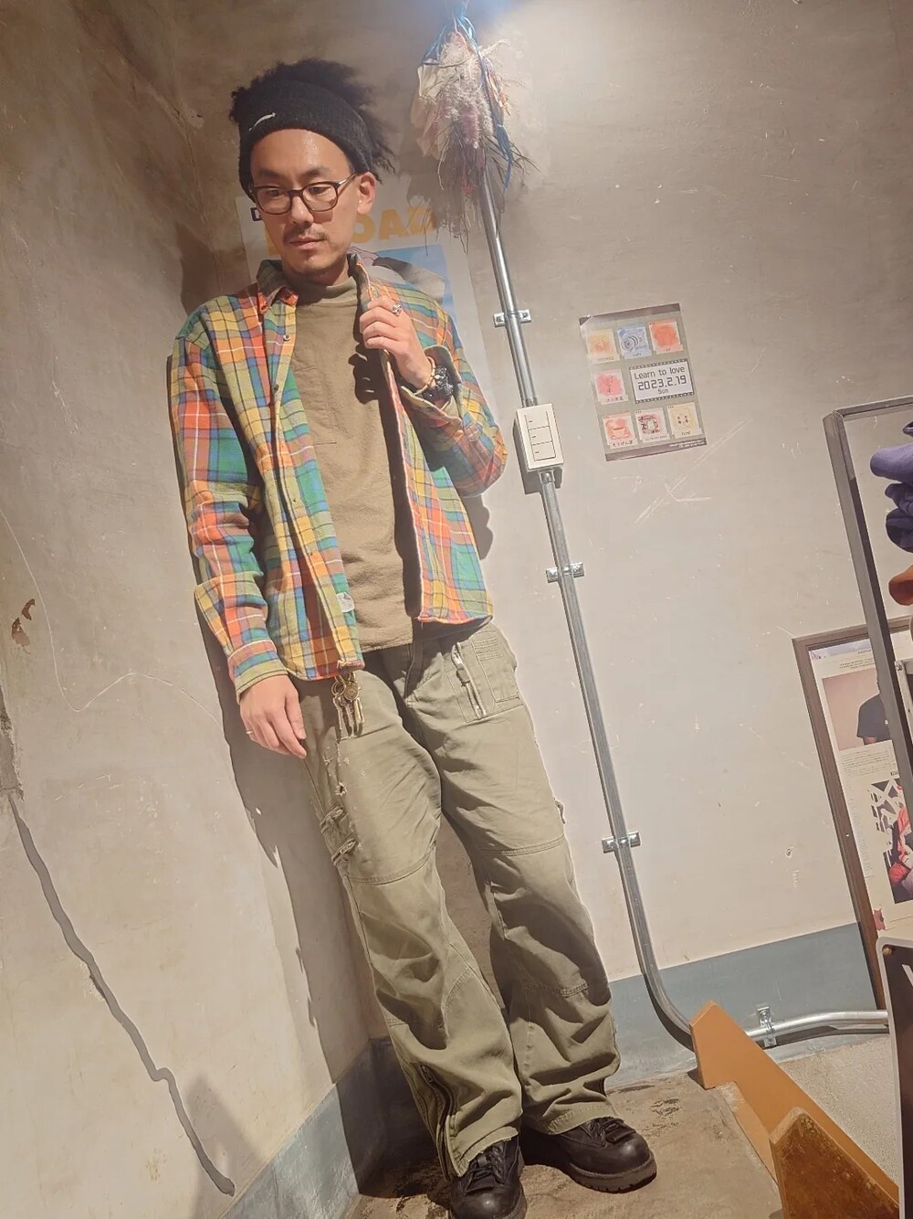 「ほめられ本命コーデ、お洒落さんとつながりたい、メンズコーデ、シンプルコーデ、淡色コーデ、古着コーデ、秋冬コーデ、カーゴパンツ、アースカラー、シャツ、ミリタリー、はるコーデ、フランネルシャツ、チェック、チェックシャツ」｜「Dannerのアイテム（ブーツ、ブラック系）」を使った、tatatataさん（メンズ・182cm）の冬コーディネートの1枚目の写真