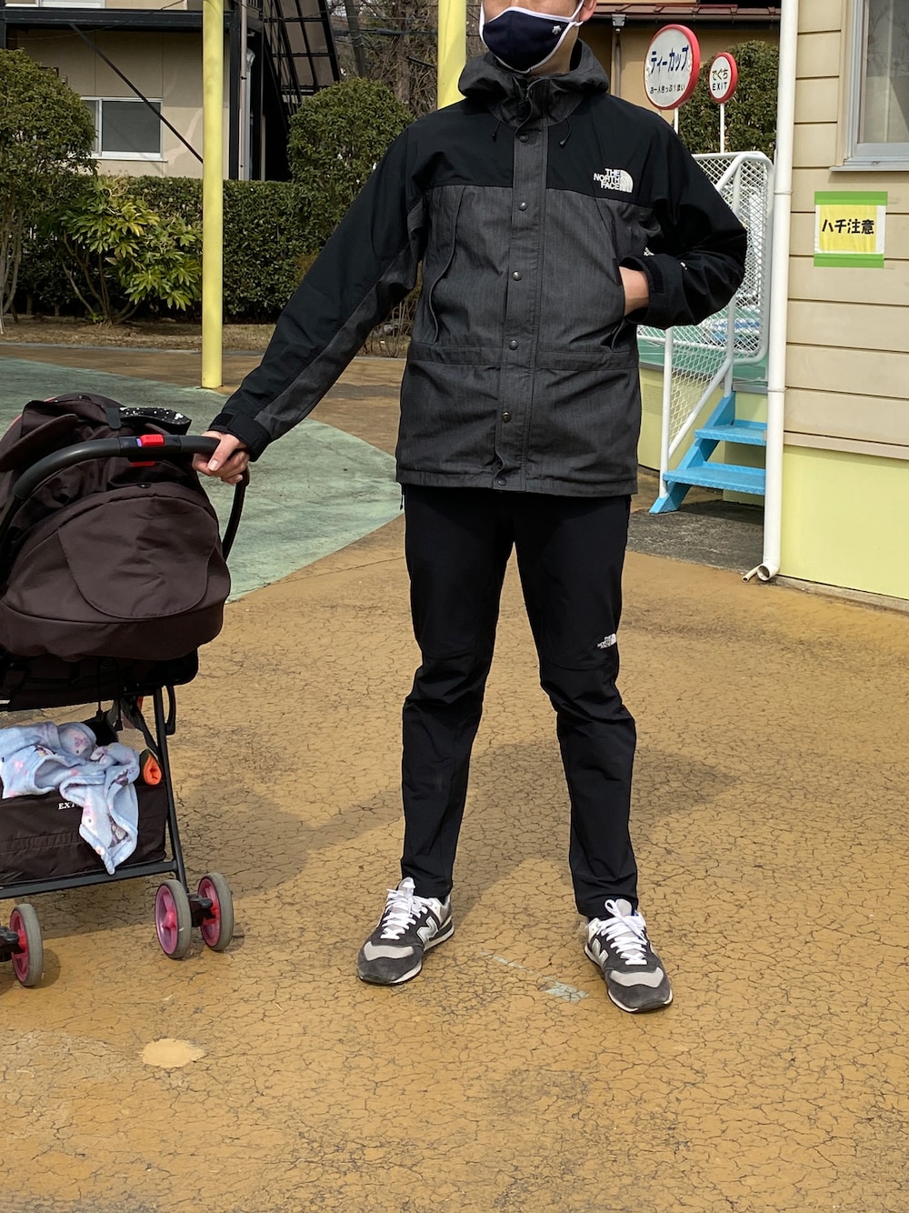 「THE NORTH FACE、アルパイン ライト パンツ、マウンテンライトデニムジャケット、春、30代メンズファッション」｜「THE NORTH FACEのTHE NORTH FACE MOUNTAIN LIGHT DENIM JACKET (NYLON INDIGO DENIM)（マウンテンパーカー、ブラック系）」を使った、kgさん（メンズ・190cm）の春コーディネートの1枚目の写真