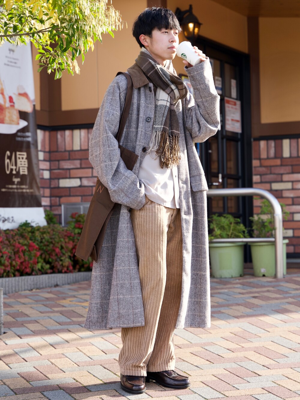「マフラーぐるぐる、クリスマスに着たい服、シンプル、プチプラ、休日スタイル、ロングコート、ビッグシルエット、トートバッグ、あったかコーデ、冬コーデ、低身長コーデ、ベージュ、シンプルコーデ、ゆるコーデ、休日コーデ」｜「LUCYのLUCY/OVERCOAT（チェスターコート、その他）」を使った、Mottyさん（メンズ・167cm）の冬コーディネートの1枚目の写真