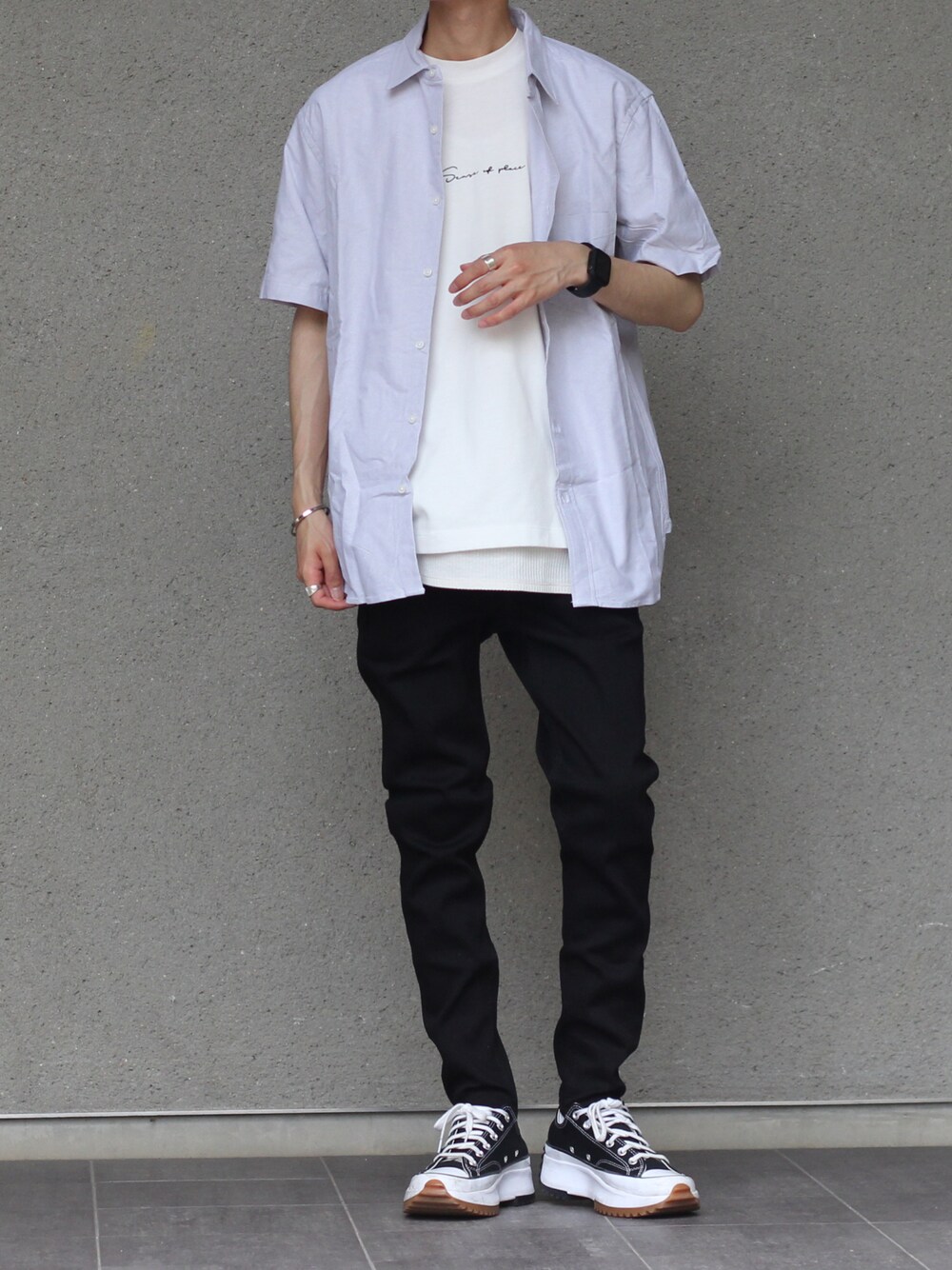 ホワイト系のシャツ/ブラウス、ホワイト系のTシャツ/カットソー、ブラック系のデニムパンツを着用したメンズの夏コーディネートの1枚目の写真