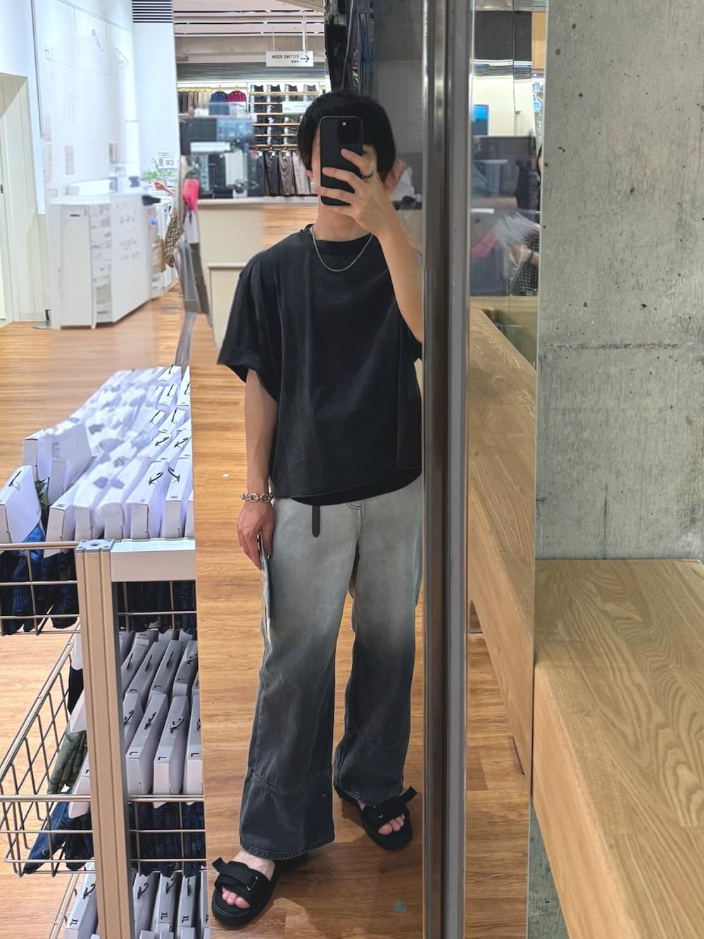 「Lui's、デニム、ピグメント、グレー、WYM、シンプルコーデ、ss」｜「Lui'sのスノーウォッシュカットオフs/sカットソー（Tシャツ/カットソー、グレー系）」を使った、ざわさん（メンズ・169cm）の夏コーディネートの1枚目の写真