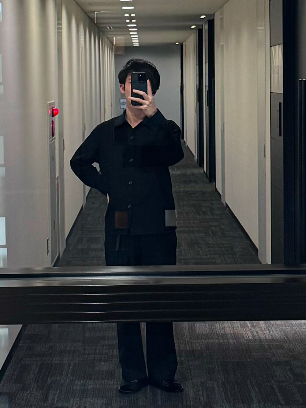 「きれいめカジュアル、ユニクロ、UNIQLO、シャツスタイル、ブラック、WYM LIDNM」｜「UNIQLOのアイテム（シャツ/ブラウス、ブラック系）」を使った、ざわさん（メンズ・169cm）の冬コーディネートの1枚目の写真