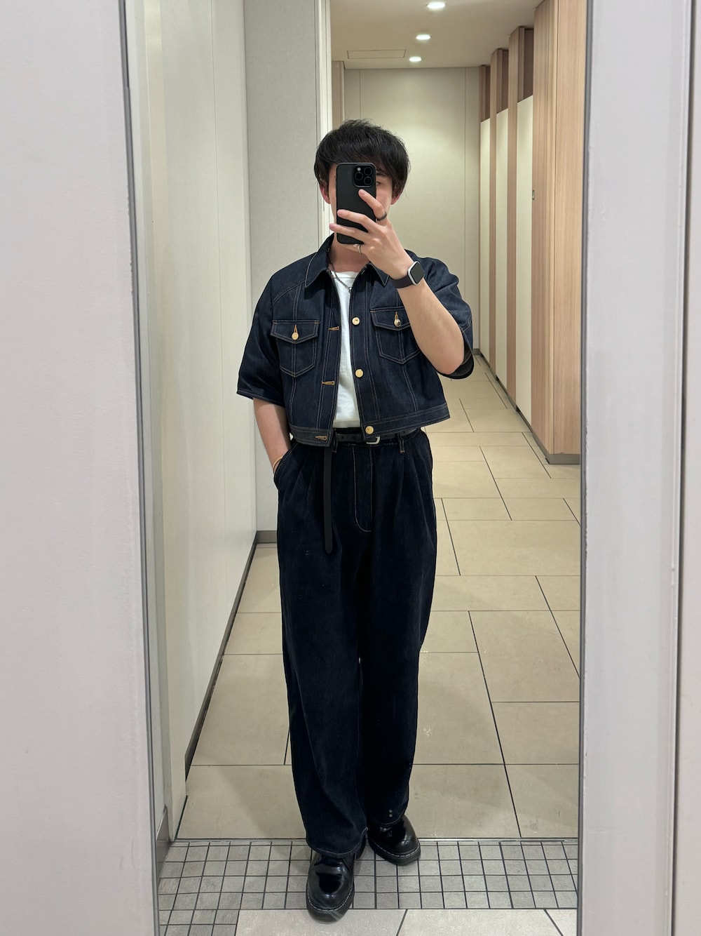 「春コーデ、デニム、デニムジャケット、デニムパンツ、カジュアル、白Tシャツ、アダムエロペ(ADAM ET ROPE')、BECOME TREE」｜「WYM LIDNMのOILED LEATHER NARROW BELT（ベルト、ブラック系）」を使った、ざわさん（メンズ・169cm）の春コーディネートの1枚目の写真