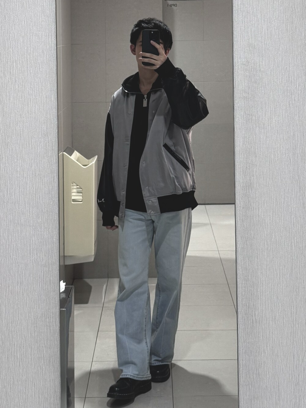 「ストリート、低身長男子、adrer、Dr.Martens、PLST、デニムパンツ、スタジャン、ハーフジップ」｜「PLSTのアイテム（デニムパンツ、ブルー系）」を使った、ざわさん（メンズ・169cm）の冬コーディネートの1枚目の写真
