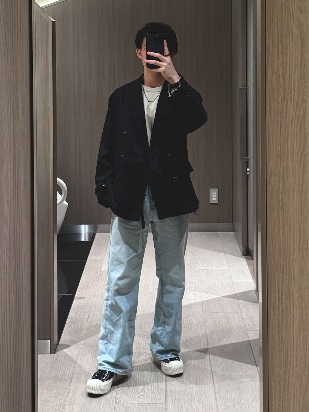 「キレイめカジュアル、スニーカーコーデ、PLST、WYM LIDNM、CASPER JOHN、春コーデ、デニム、converse、ジャケット」｜「CONVERSEのCONVERSE ALL STAR (R) LIFTED RIBTAPE OX（コンバース オールスター (R) リフテッド リブテープ OX）（スニーカー、ブラック系）」を使った、ざわさん（メンズ・169cm）の冬コーディネートの1枚目の写真