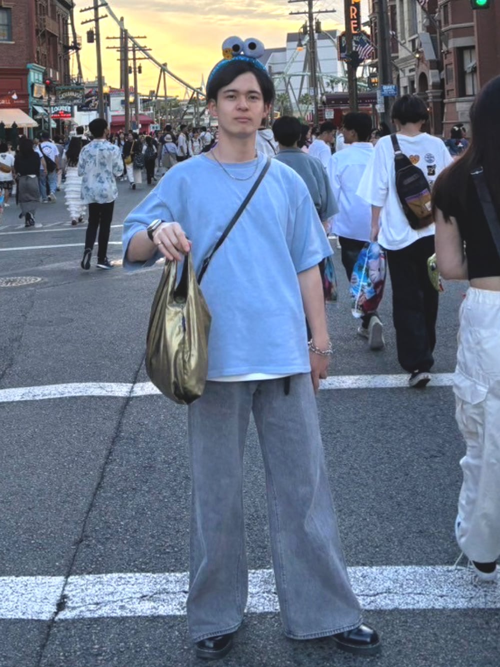 「カジュアルコーデ、adrer、ADRER、GU、WYM、USJ、ユニバ、Tシャツ、デニム」｜「GUのアイテム（デニムパンツ、グレー系）」を使った、ざわさん（メンズ・169cm）の春コーディネートの1枚目の写真