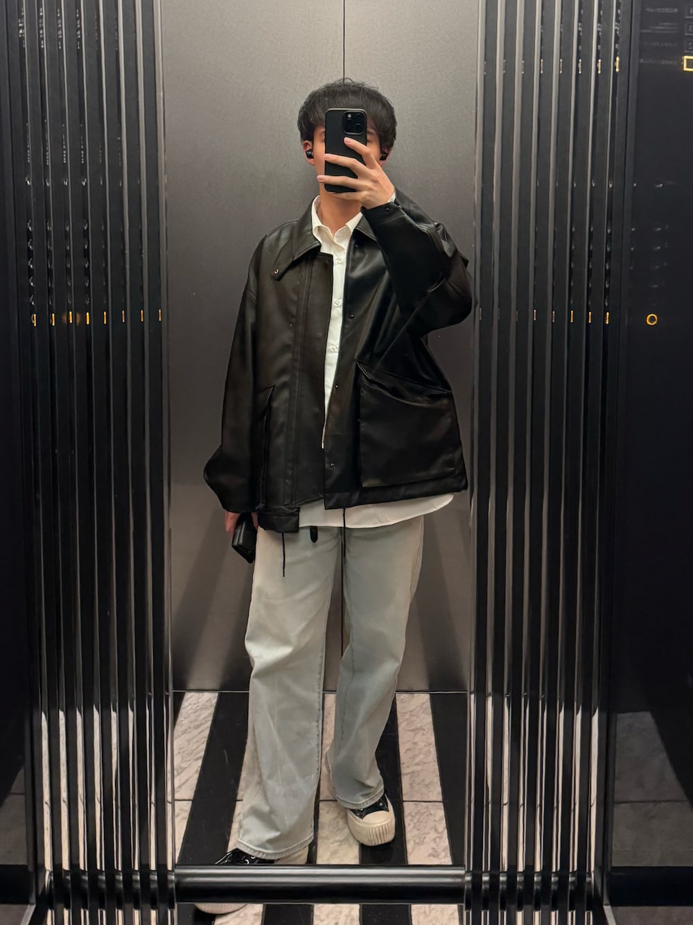 「レザー、selleglant、LOEWE、デニム、PLST、WYM LIDNM、シャツ」｜「PLSTのアイテム（デニムパンツ、ブルー系）」を使った、ざわさん（メンズ・169cm）の春コーディネートの1枚目の写真