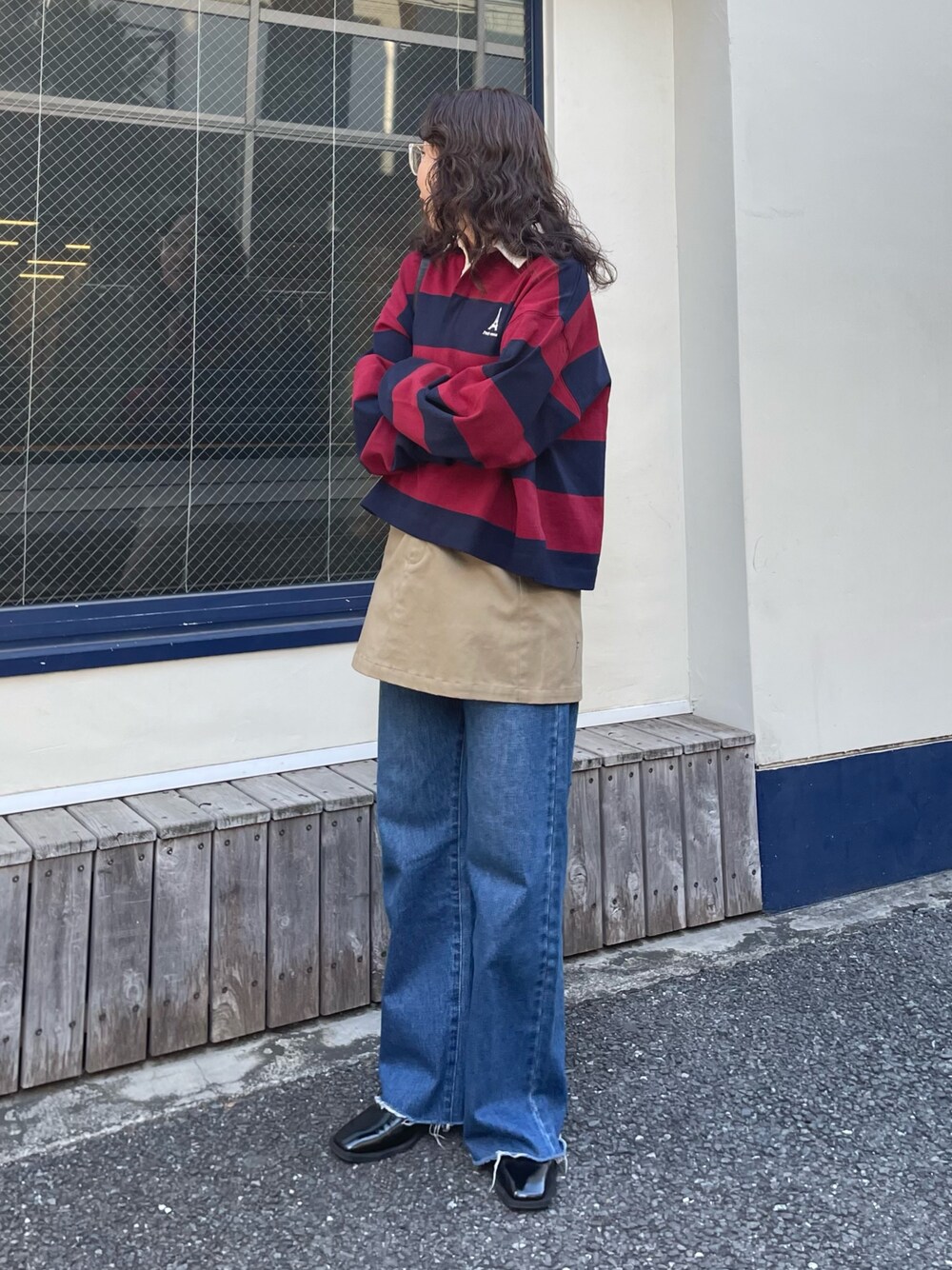 「ラガーシャツ、レイヤードスタイル、レイヤードコーデ、デニムパンツ、フレアデニム、フレアパンツ、レイヤード、デニムコーデ、春、春コーデ、ボーダー、ボーダートップス、ラガー、ラガーポロシャツ、デニム」｜「fredy emueのカットオフセミフレアデニムパンツ（デニムパンツ、ブルー系）」を使った、ひかりさん（レディース・156cm）の春コーディネートの1枚目の写真